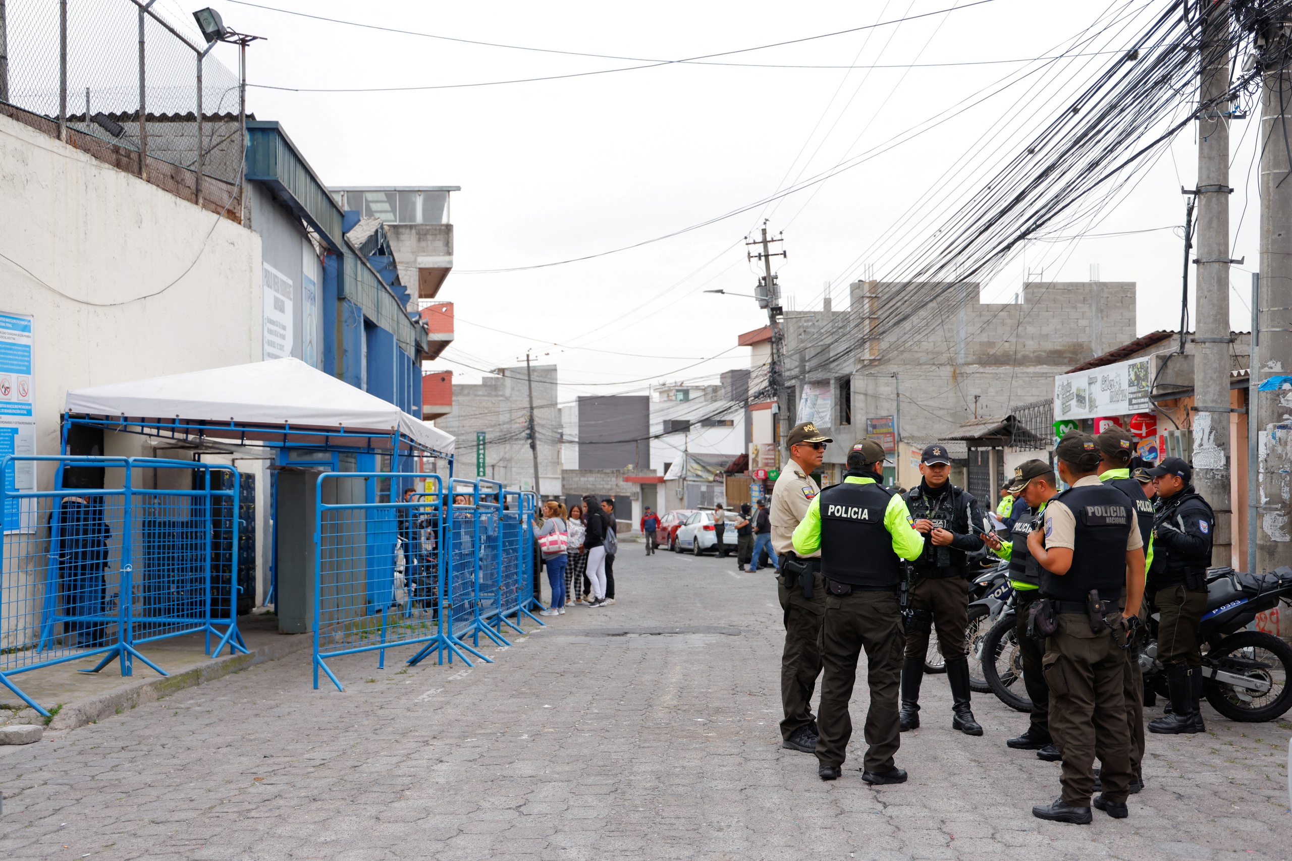 Lực lượng an ninh b&ecirc;n ngo&agrave;i một nh&agrave; t&ugrave; ở thủ đ&ocirc; Quito - Ecuador ng&agrave;y 9-1Ảnh: Reuters