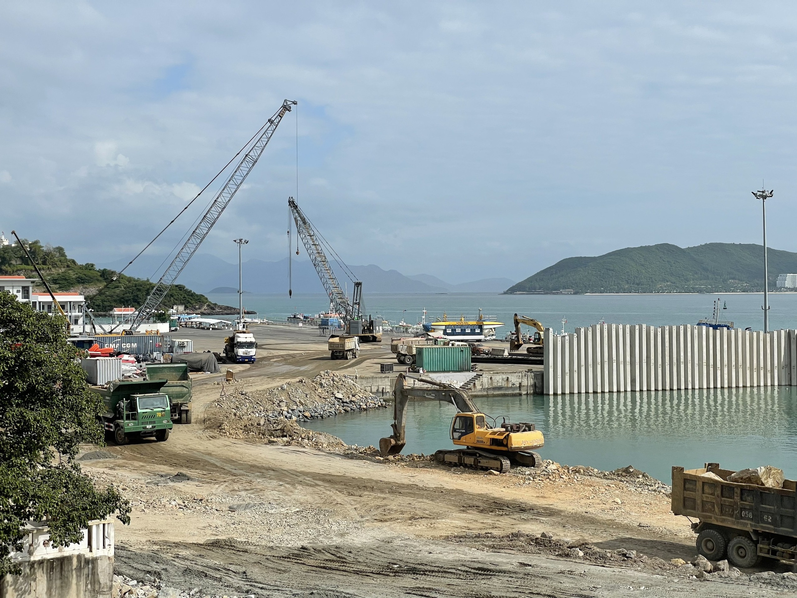 Cảng Nha Trang đang được sửa chữa, n&acirc;ng cấp khiến du lịch t&agrave;u biển gặp kh&oacute; khăn
