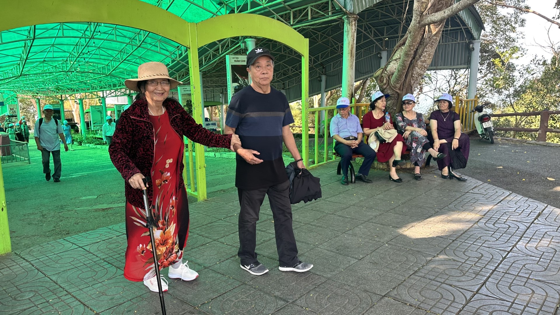 Nhiều cựu học sinh d&ugrave; đ&atilde; cao tuổi nhưng vẫn vượt đường xa để tham dự buổi gặp mặt