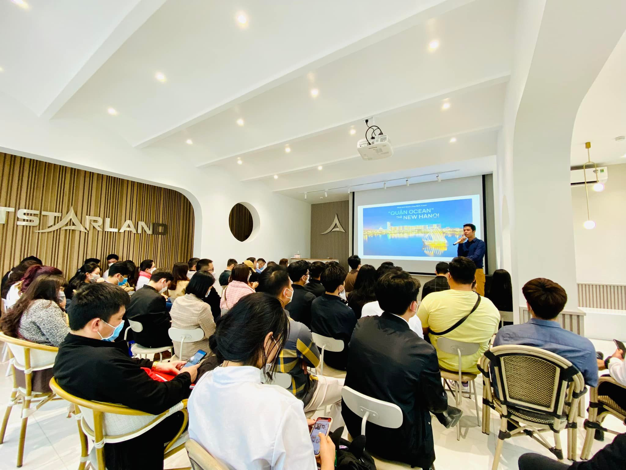 Đội ngũ nhân viên môi giới thế hệ mới thường xuyên được tham gia các khóa đào tạo sản phẩm chuyên sâu để nâng cao năng lực, am hiểu sản phẩm ở mọi phân khúc thị trường