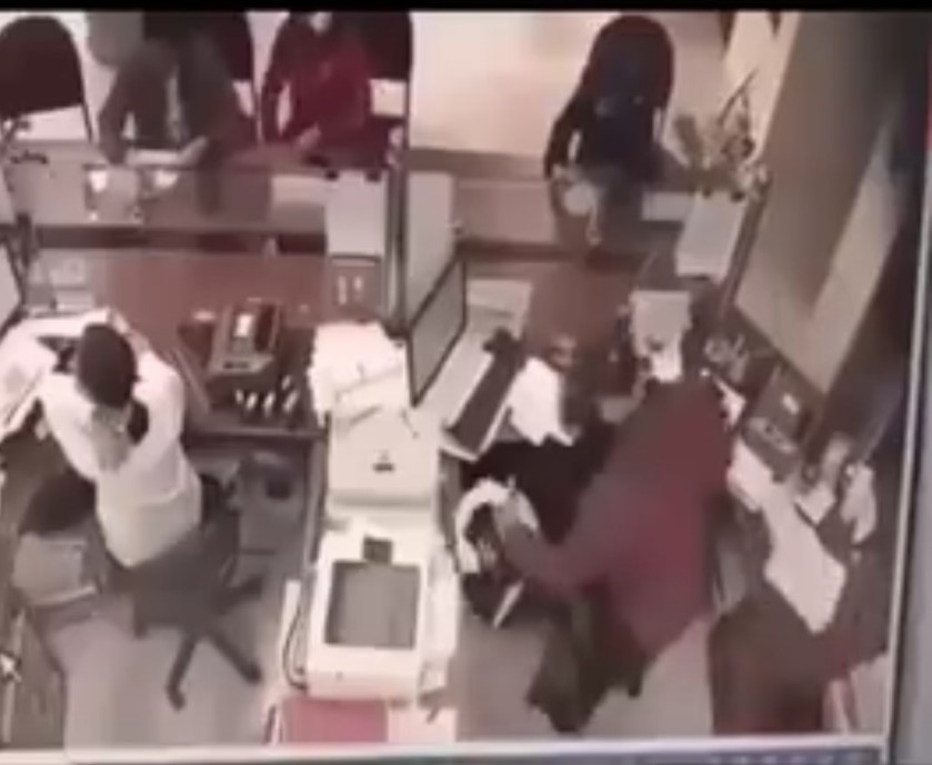 Phó giám đốc nhà máy cầm dao xông vào cướp ngân hàng- Ảnh 2.