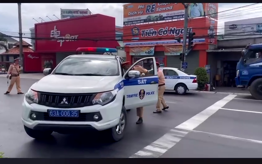 CLIP: Truy bắt tài xế lái ô tô ngông cuồng ở Tiền Giang