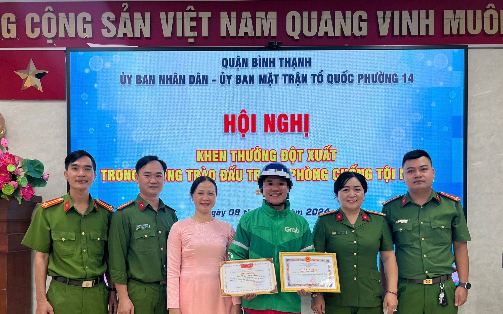 Tài xế xe ôm công nghệ nghi có ma túy trong gói hàng, liền giao cho công an