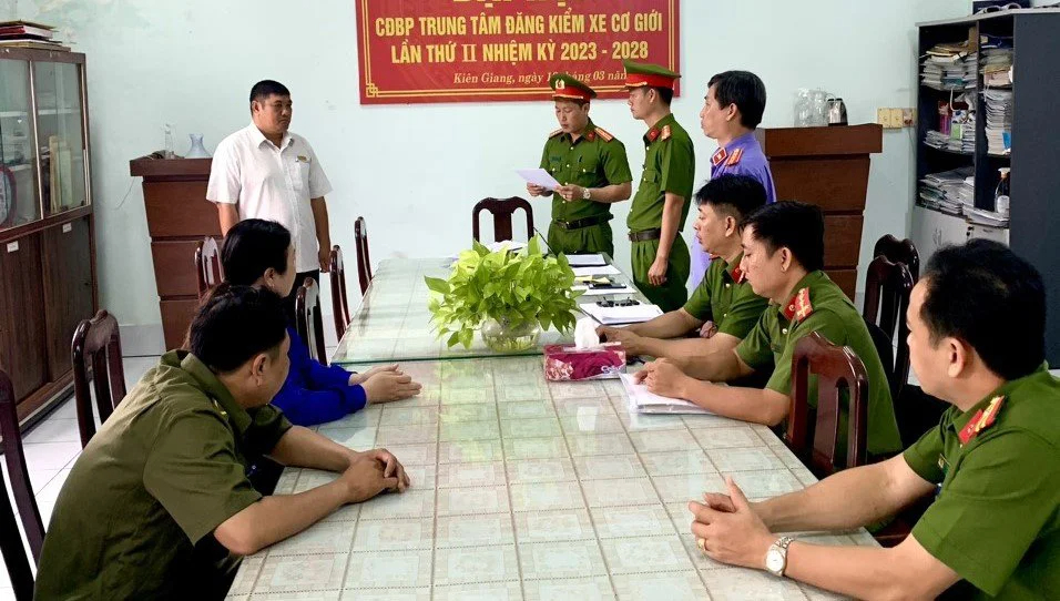 Nhận hối lộ, gi&aacute;m đốc trung t&acirc;m đăng kiểm ở Ki&ecirc;n Giang bị bắt- Ảnh 1.