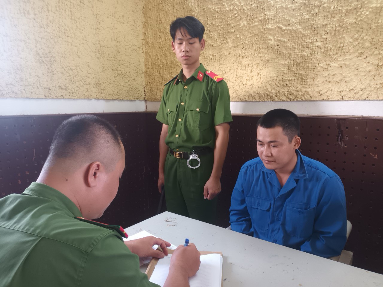 Bắt đối tượng lừa đảo làm sổ đỏ tinh vi, chiếm đoạt tiền của 28 hộ dân- Ảnh 1.