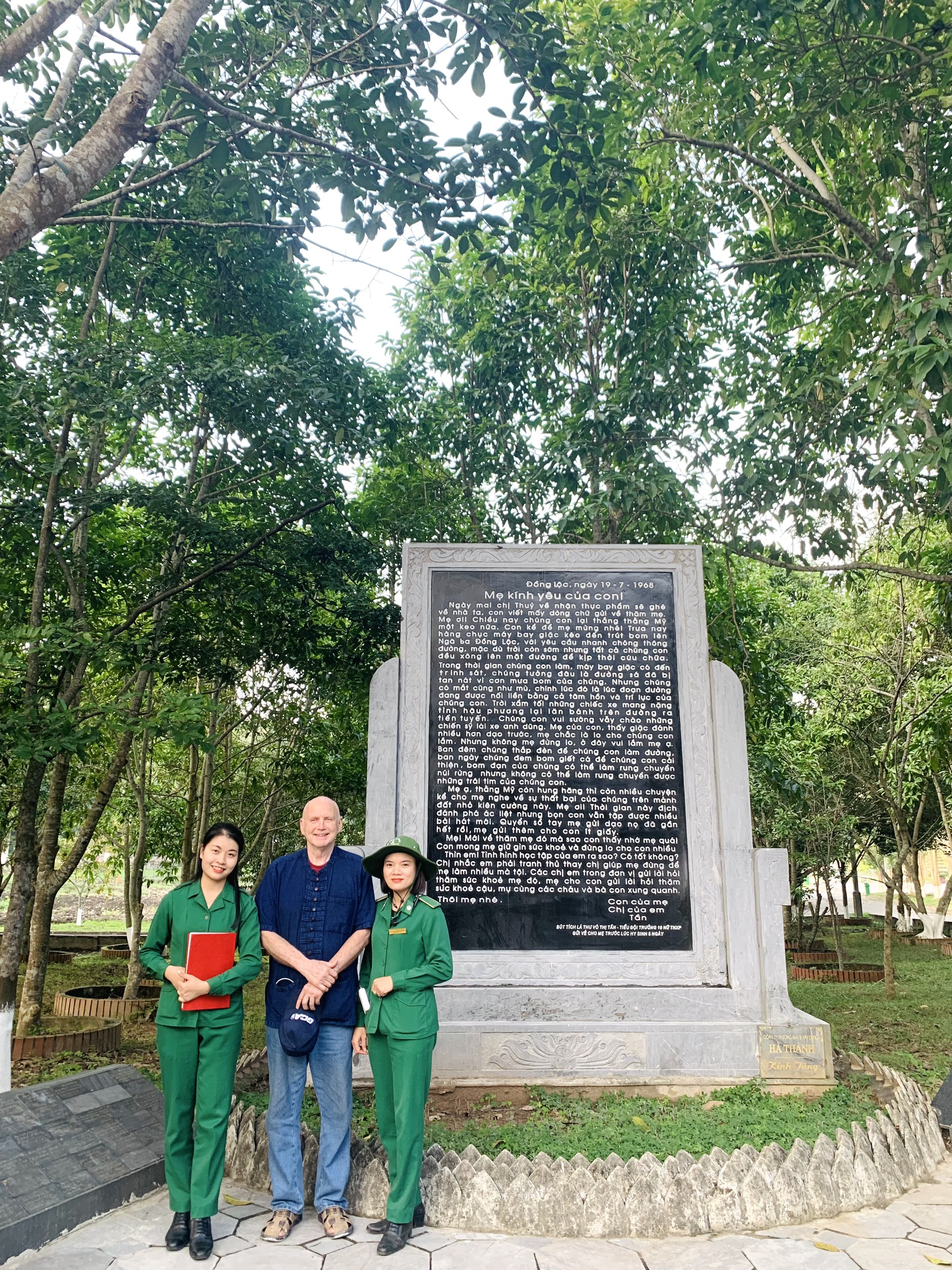 Những d&ograve;ng lưu b&uacute;t đầy x&uacute;c động của một du kh&aacute;ch Mỹ tại Khu di t&iacute;ch Ng&atilde; Ba Đồng Lộc- Ảnh 2.