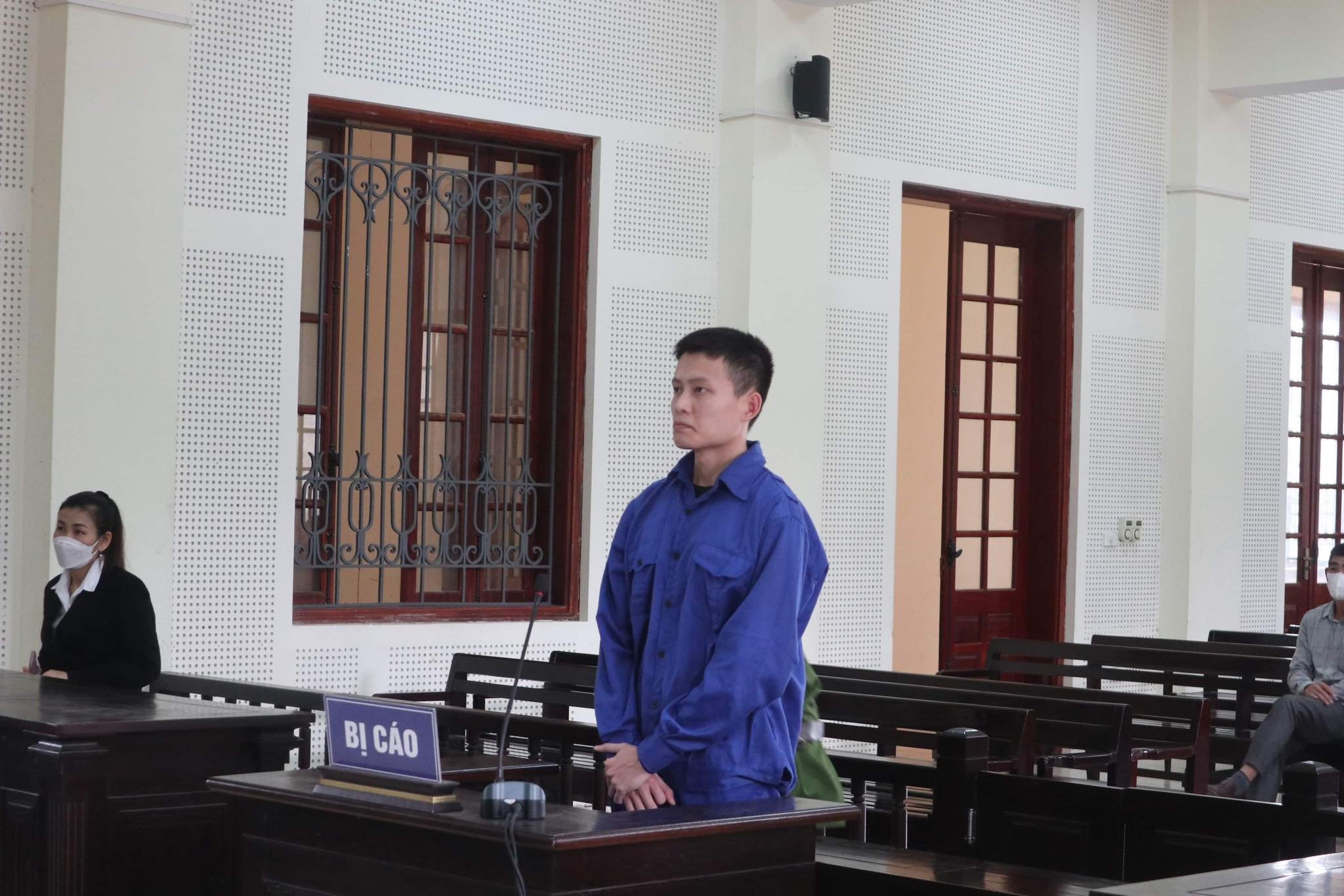 Phó giám đốc nhà máy cầm dao xông vào cướp ngân hàng- Ảnh 1.