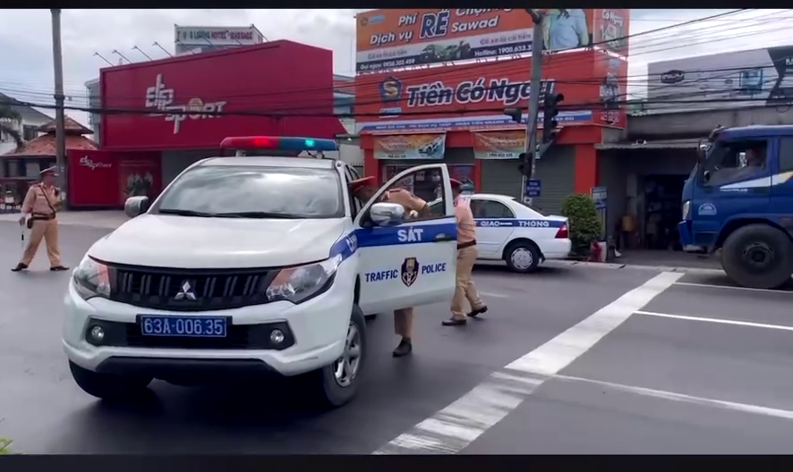 CLIP: Truy bắt t&agrave;i xế l&aacute;i &ocirc; t&ocirc; ng&ocirc;ng cuồng ở Tiền Giang- Ảnh 2.