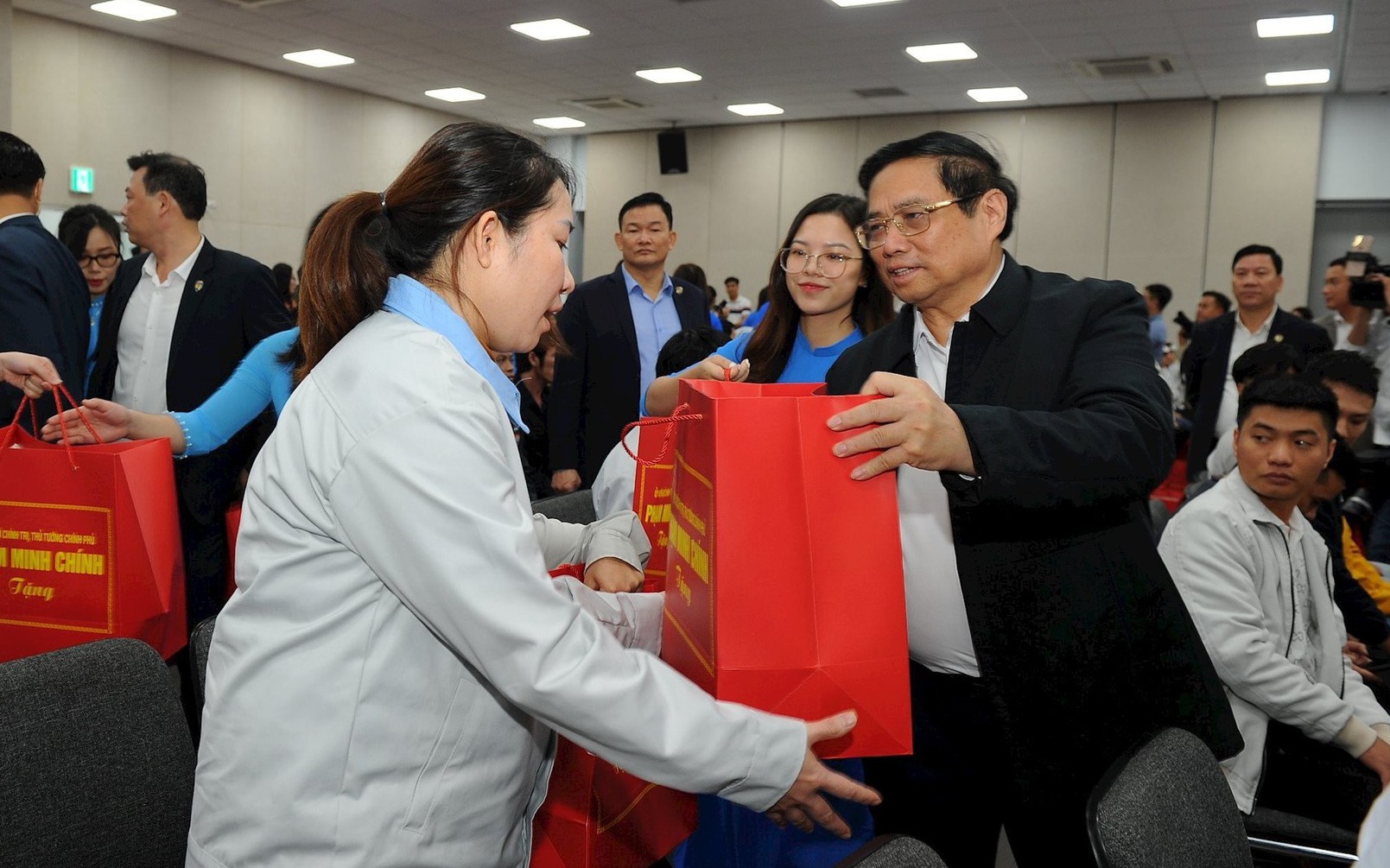 Thủ tướng Phạm Minh Ch&iacute;nh tặng qu&agrave; Tết c&ocirc;ng nh&acirc;n lao động tỉnh Hải Dương