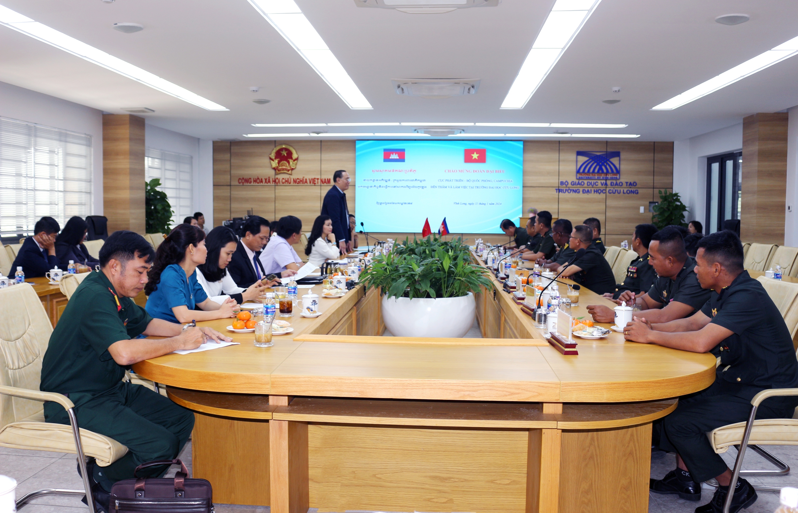 Cục Phát triển của Campuchia thăm và chúc Tết Trường ĐH Cửu Long- Ảnh 1.