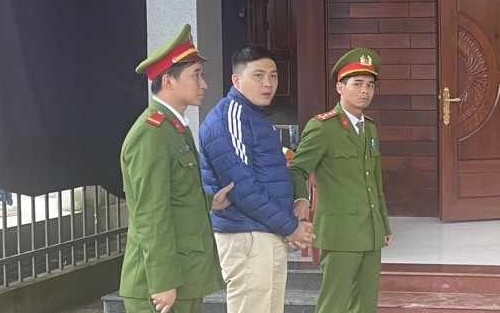 Một kiểm lâm viên bị bắt vì liên quan gỗ lậu