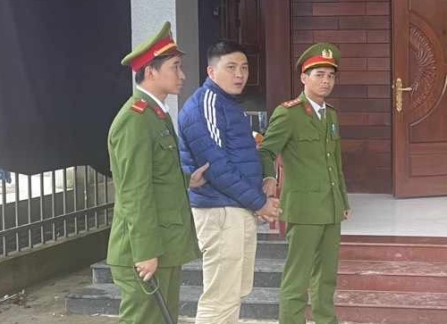 Một kiểm l&acirc;m vi&ecirc;n bị bắt v&igrave; li&ecirc;n quan gỗ lậu- Ảnh 1.
