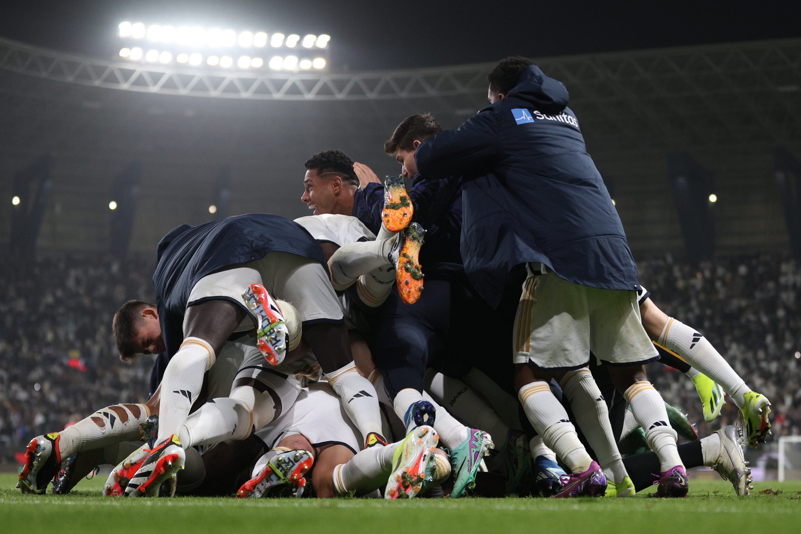 C&aacute;c hậu vệ ghi 4 b&agrave;n, Real Madrid v&agrave;o chung kết Si&ecirc;u c&uacute;p T&acirc;y Ban Nha- Ảnh 2.
