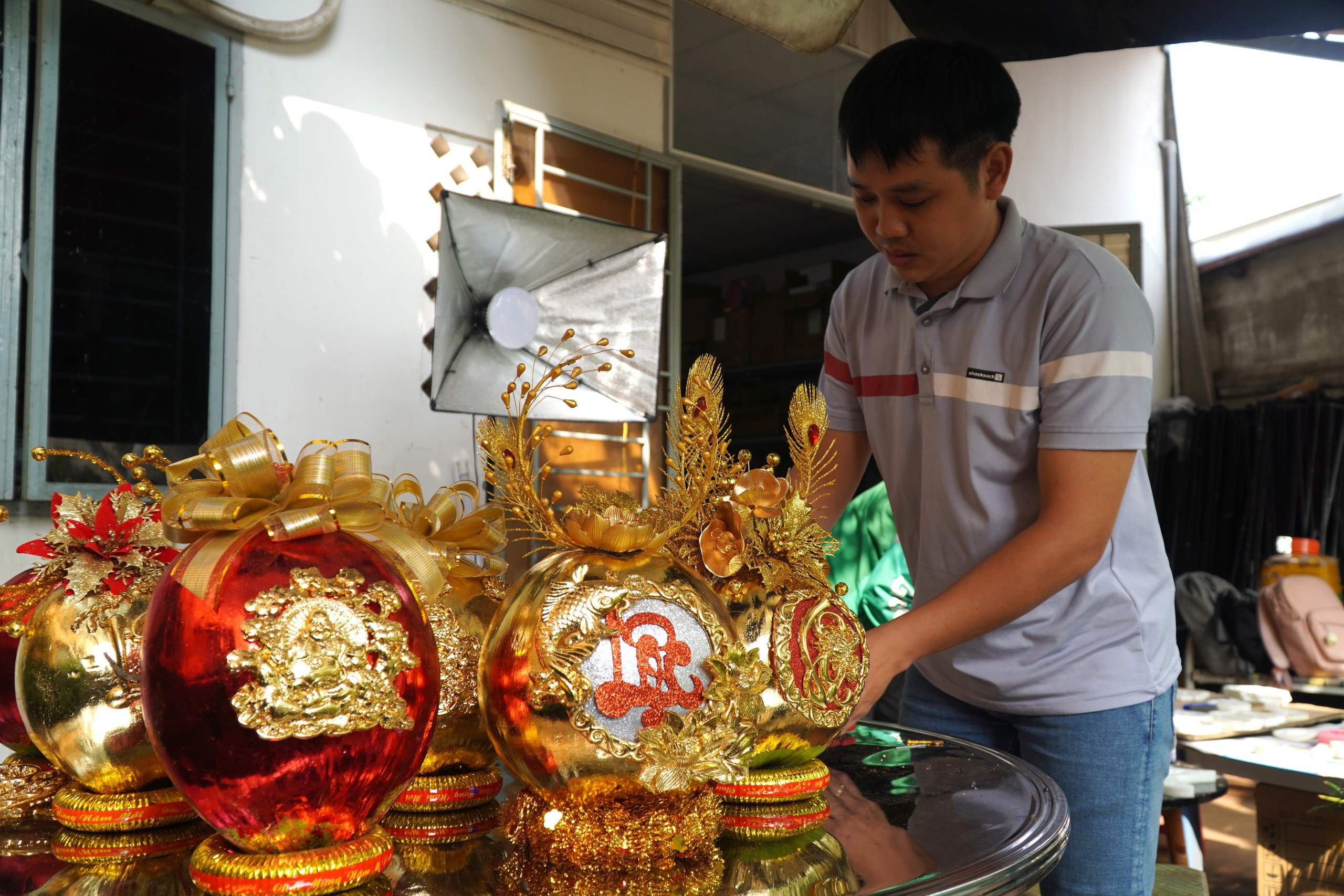 Dừa d&aacute;t v&agrave;ng l&agrave;m kh&ocirc;ng kịp b&aacute;n ở TP HCM- Ảnh 4.