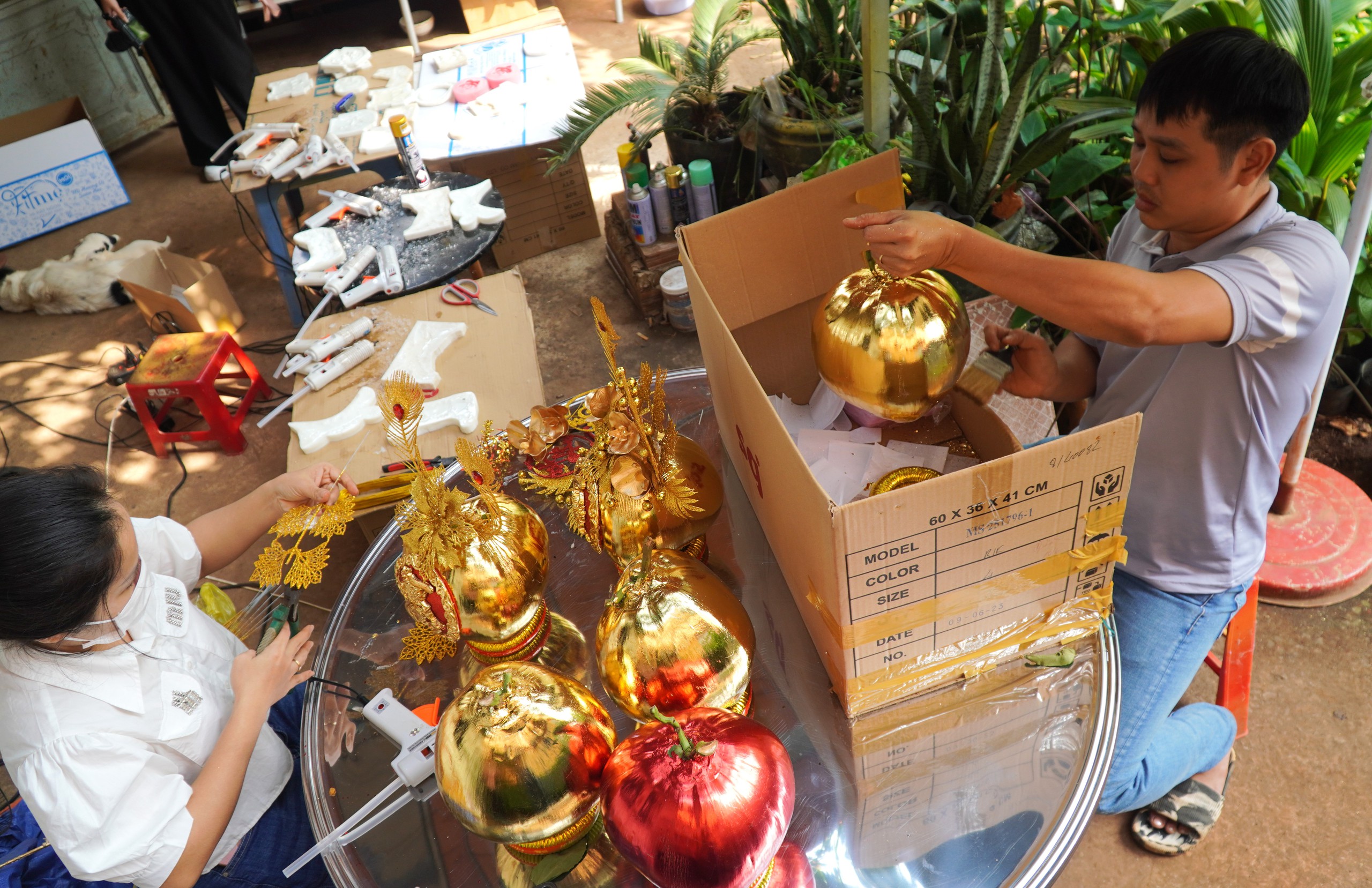 Dừa d&aacute;t v&agrave;ng l&agrave;m kh&ocirc;ng kịp b&aacute;n ở TP HCM- Ảnh 1.