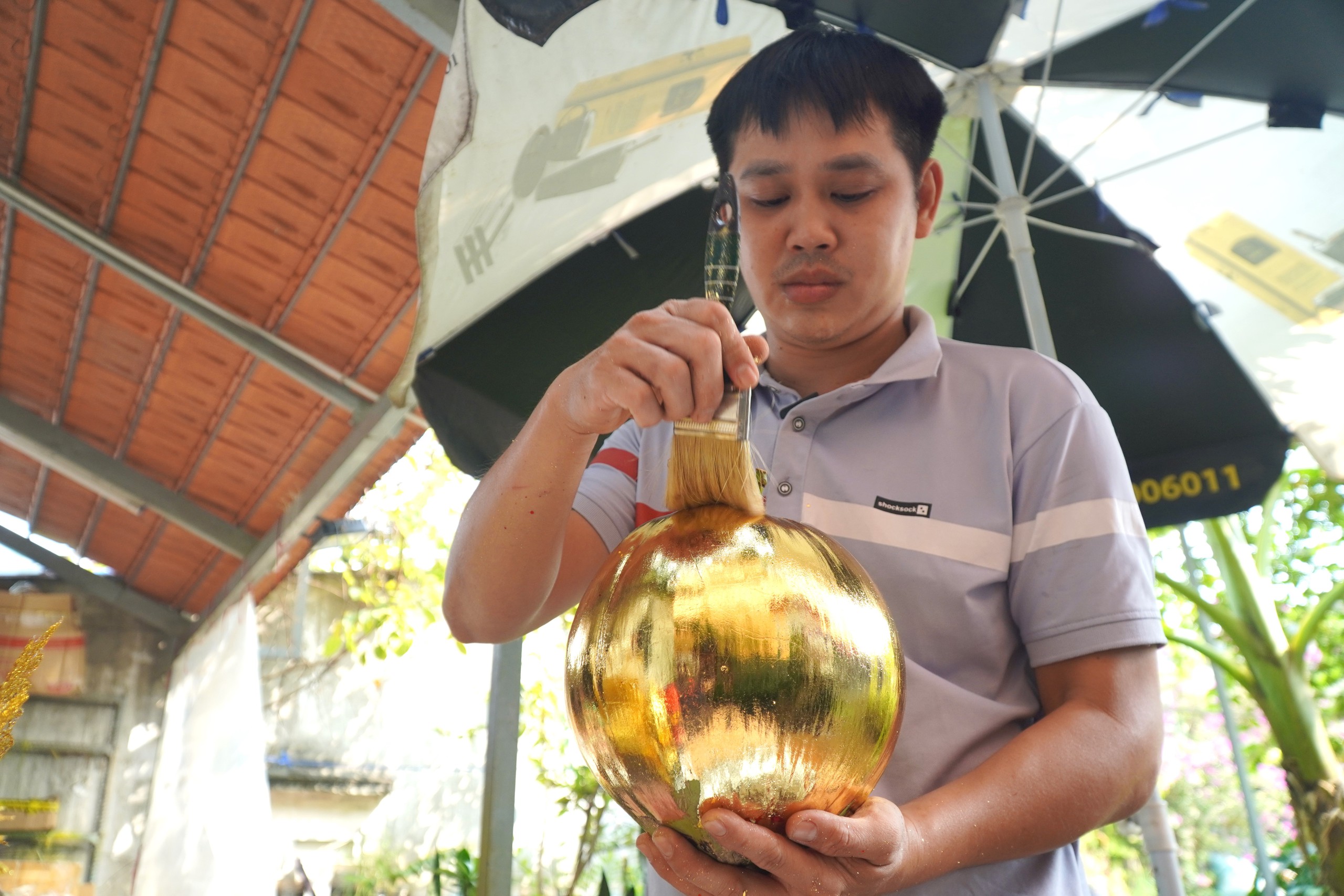 Dừa d&aacute;t v&agrave;ng l&agrave;m kh&ocirc;ng kịp b&aacute;n ở TP HCM- Ảnh 2.