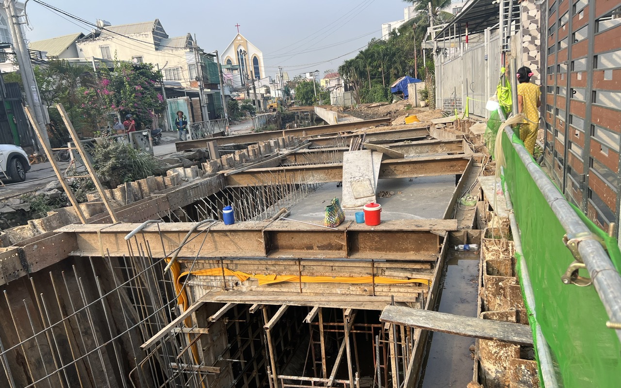 Cận cảnh nhà bị xé đôi tường, sụt lún do thi công cống thoát nước ở TP Thủ Dầu Một