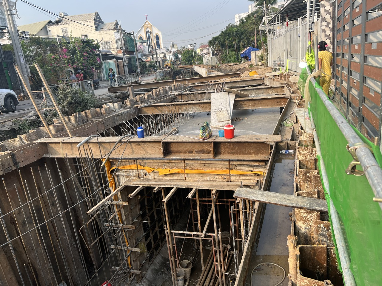 Cận cảnh nhà bị xé đôi tường, sụt lún do thi công cống thoát nước ở TP Thủ Dầu Một- Ảnh 1.
