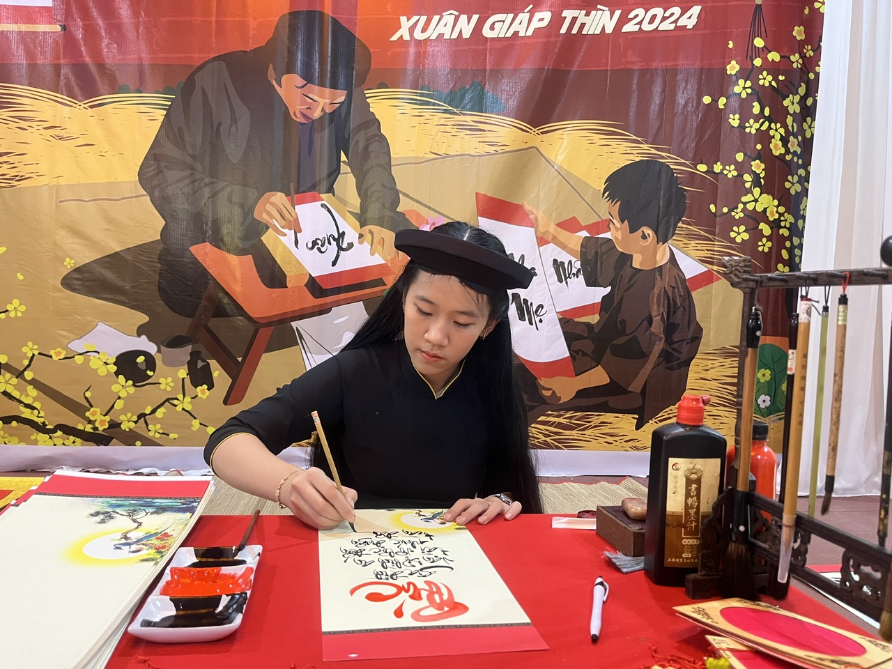 Nữ doanh nhân xúng xính áo dài, áo bà ba trực tiếp bán hàng tại Chợ Tết Việt 2024- Ảnh 7.