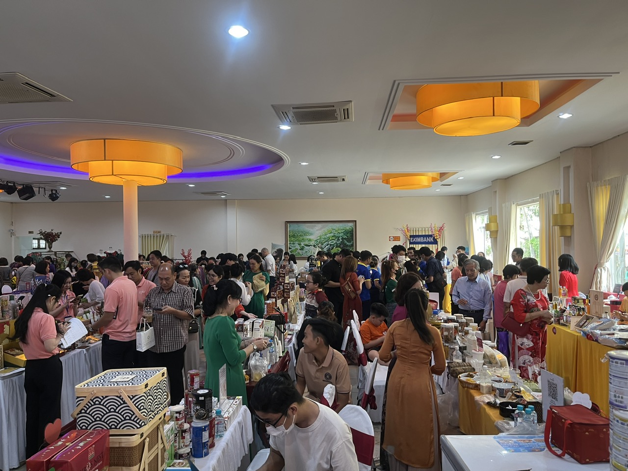 Nữ doanh nhân xúng xính áo dài, áo bà ba trực tiếp bán hàng tại Chợ Tết Việt 2024- Ảnh 8.
