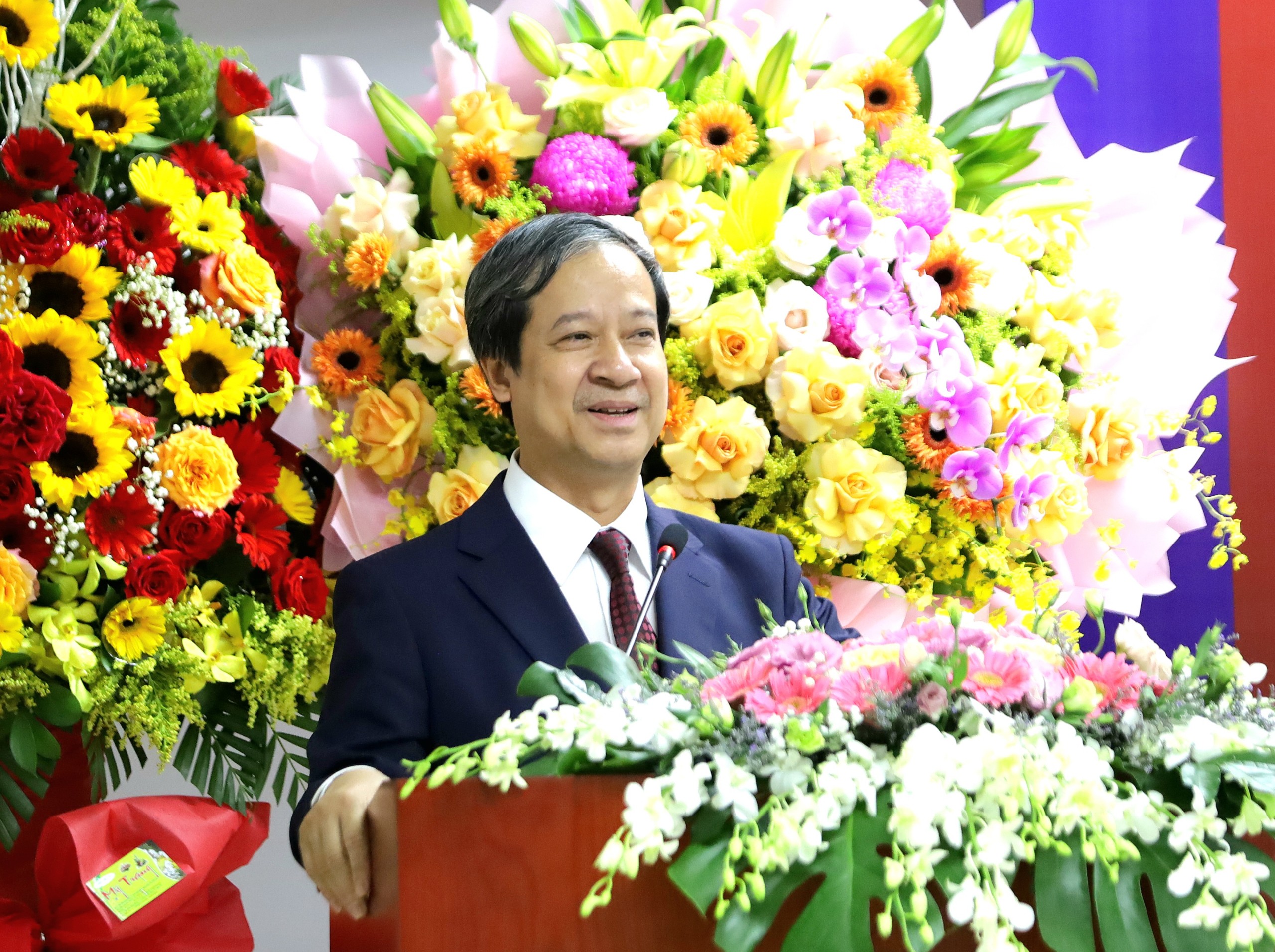 Bộ trưởng Nguyễn Kim Sơn trao quyết định c&ocirc;ng nhận Hiệu trưởng Trường ĐH Cần Thơ- Ảnh 1.