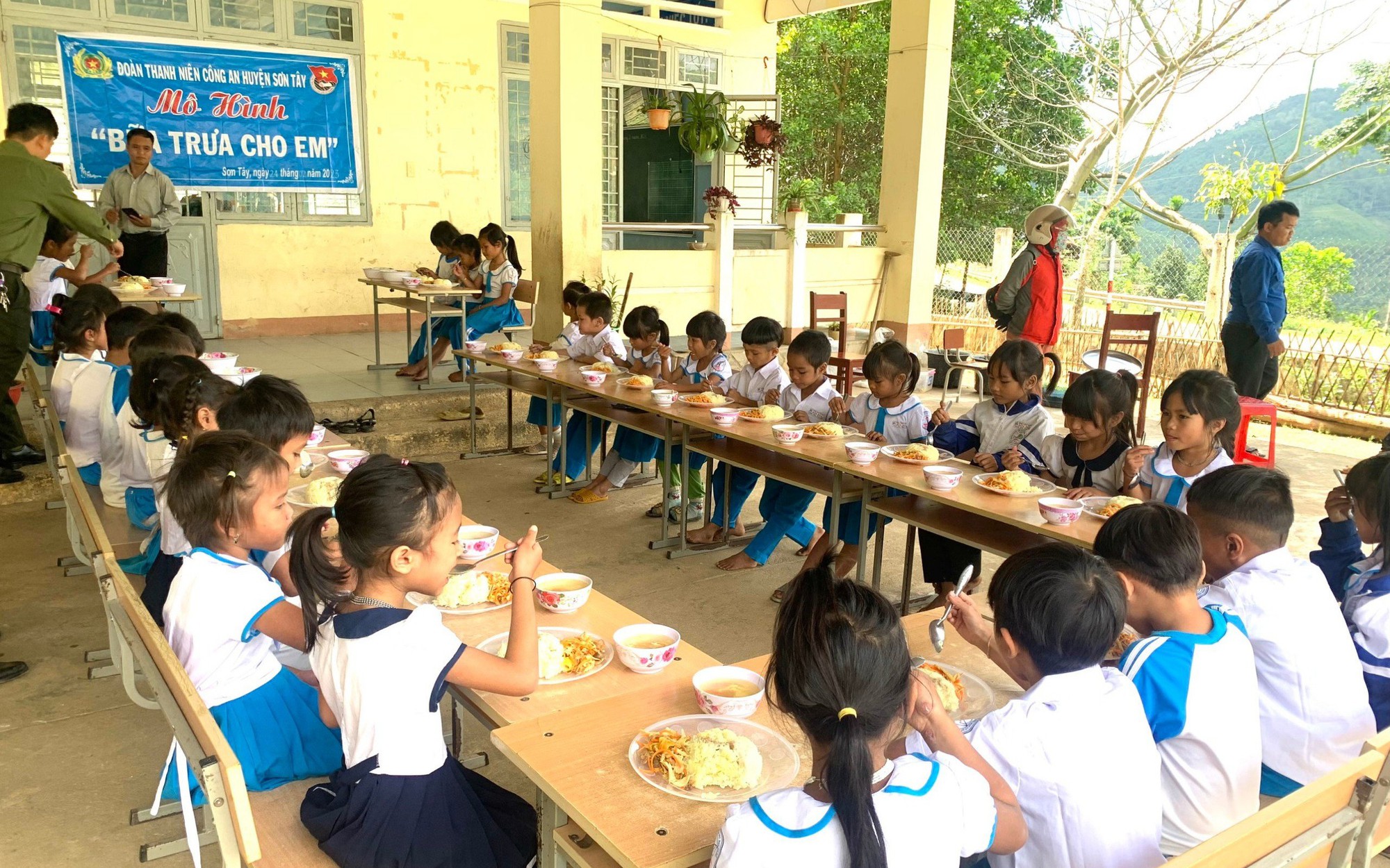 "Bữa trưa cho em" ở vùng cao Sơn Tây