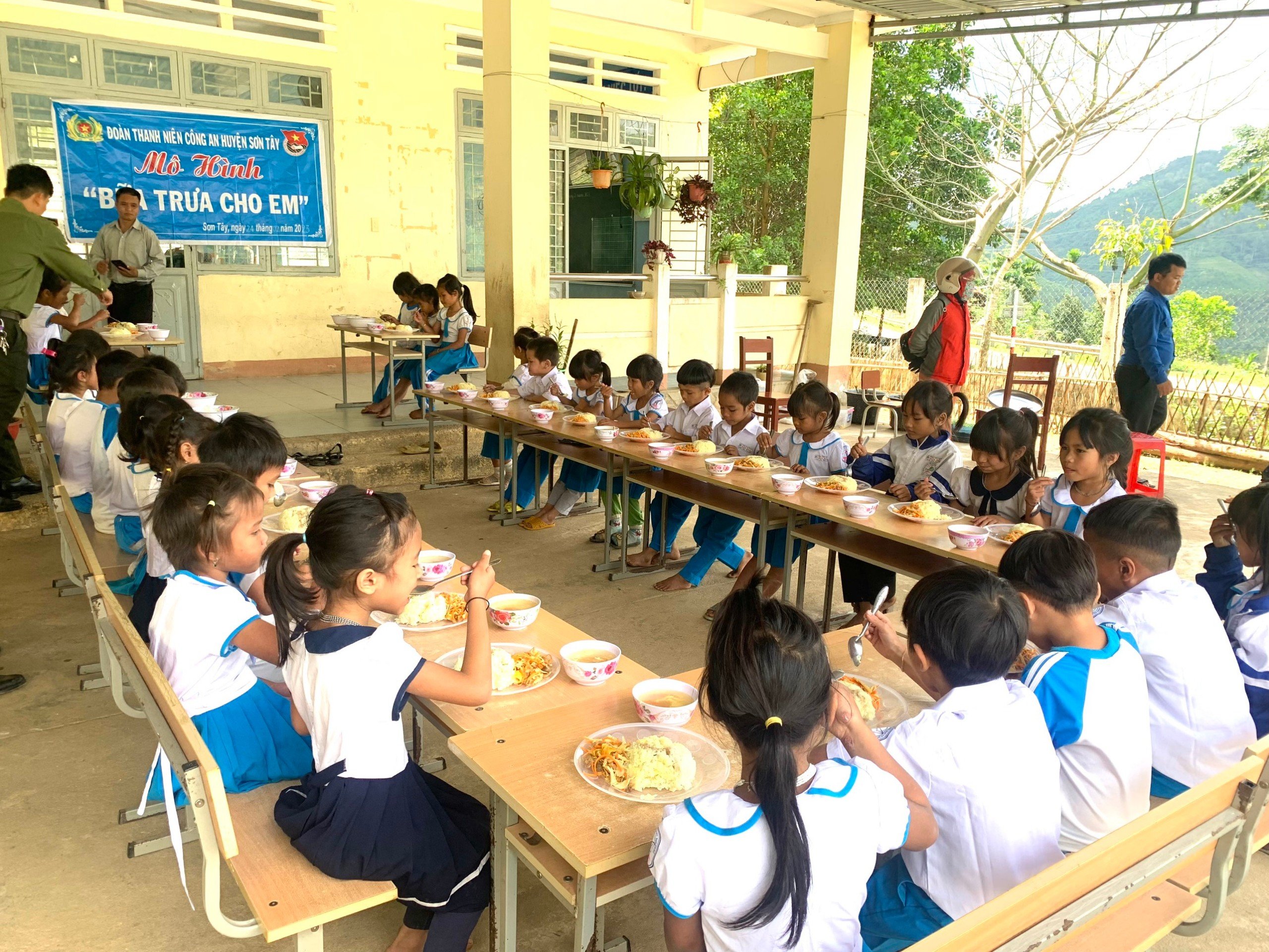 "Bữa trưa cho em" ở vùng cao Sơn Tây- Ảnh 1.