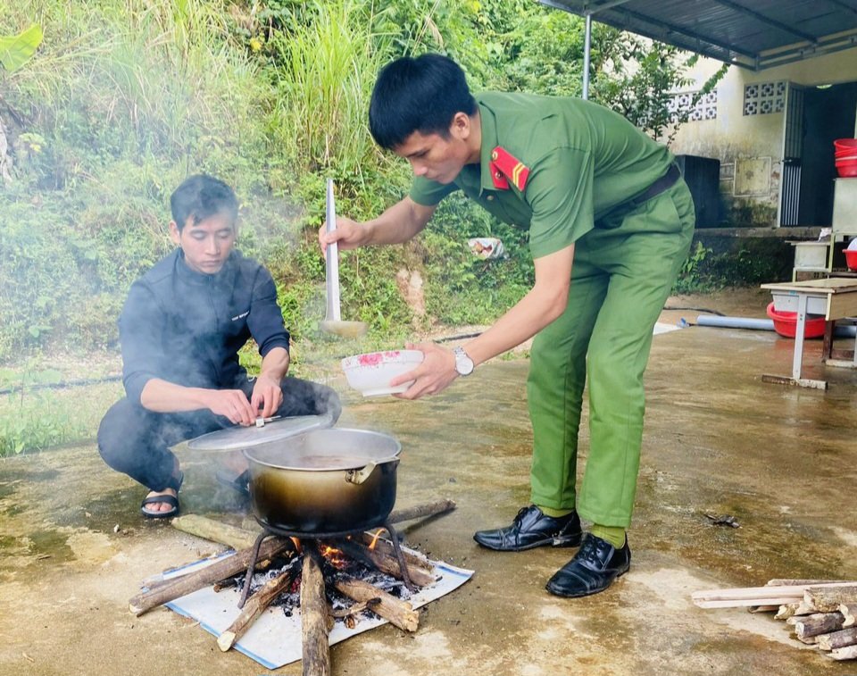 "Bữa trưa cho em" ở vùng cao Sơn Tây- Ảnh 2.