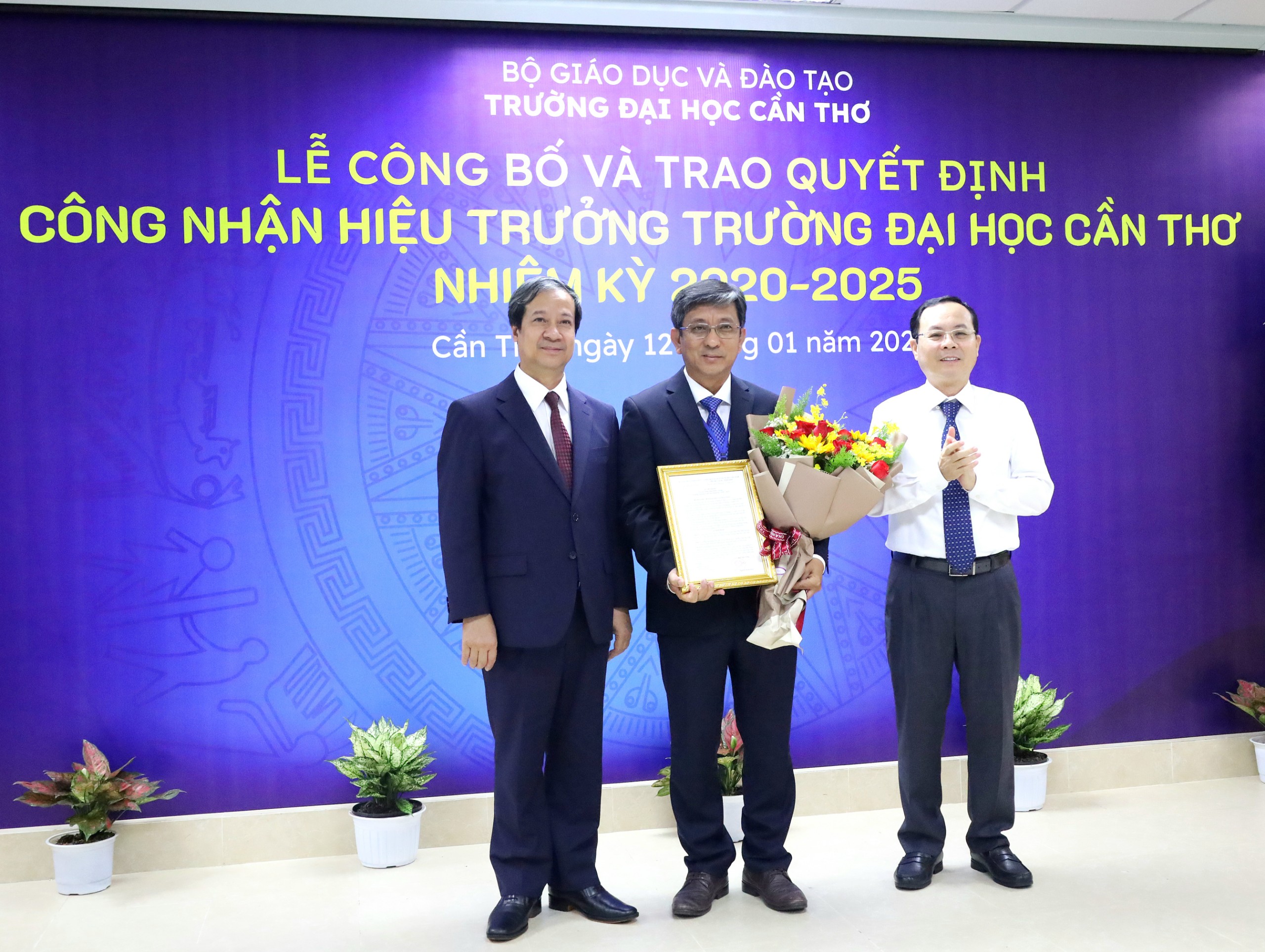 Bộ trưởng Nguyễn Kim Sơn trao quyết định c&ocirc;ng nhận Hiệu trưởng Trường ĐH Cần Thơ- Ảnh 2.