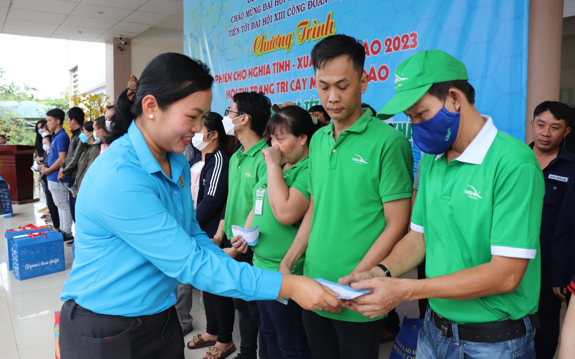 Kịp thời hỗ trợ công nhân mất việc, giảm giờ làm