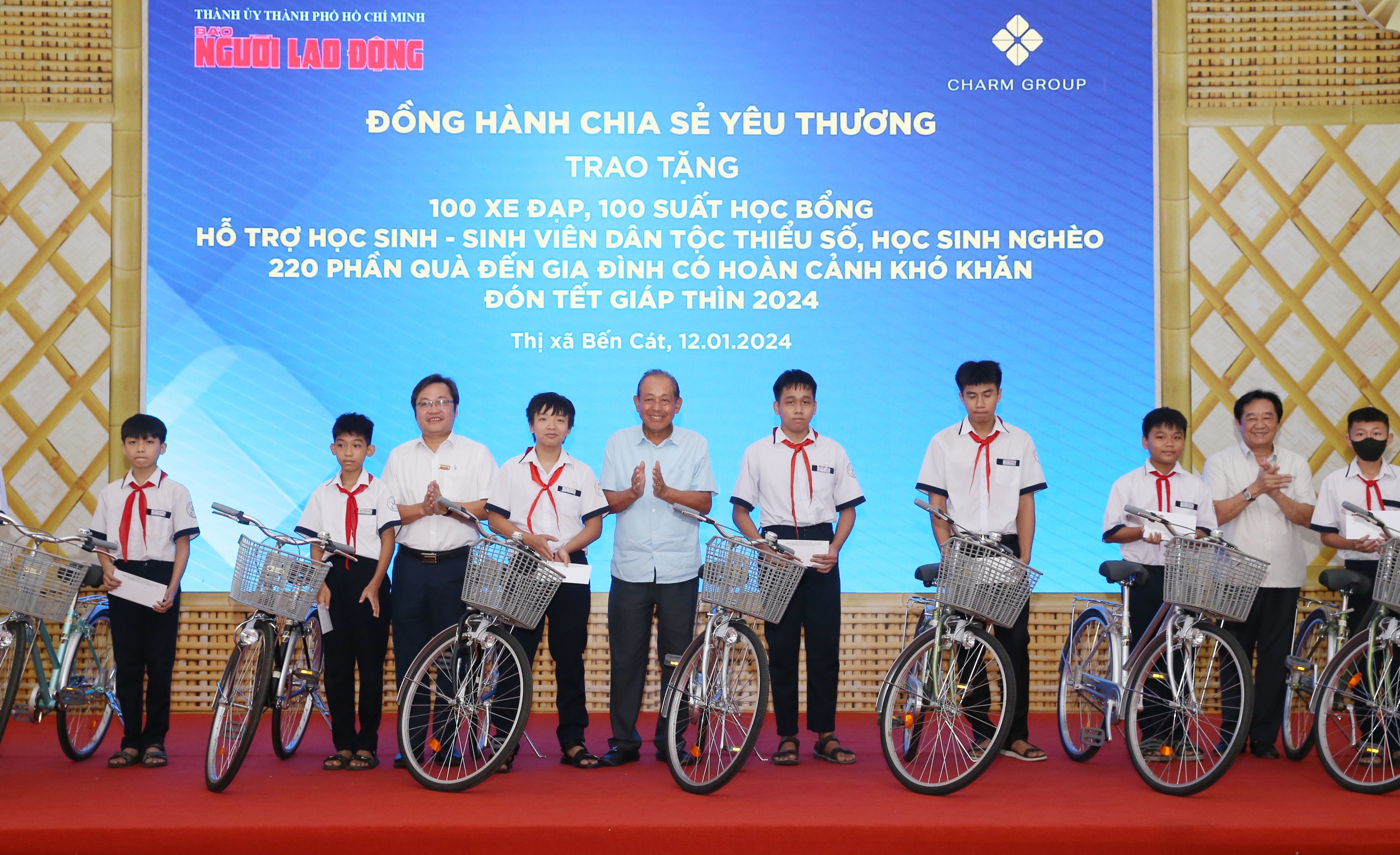 Nguyên Ủy viên Bộ Chính trị, nguyên Phó Thủ tướng Thường trực Chính phủ Trương Hòa Bình; ông Nguyễn Hoàng Thao, Phó Bí thư Thường trực Tỉnh ủy Bình Dương và ông Lê Cao Cường, Tổng Thư ký Tòa soạn Báo Người Lao Động, tặng xe đạp và học bổng cho các em học sinh