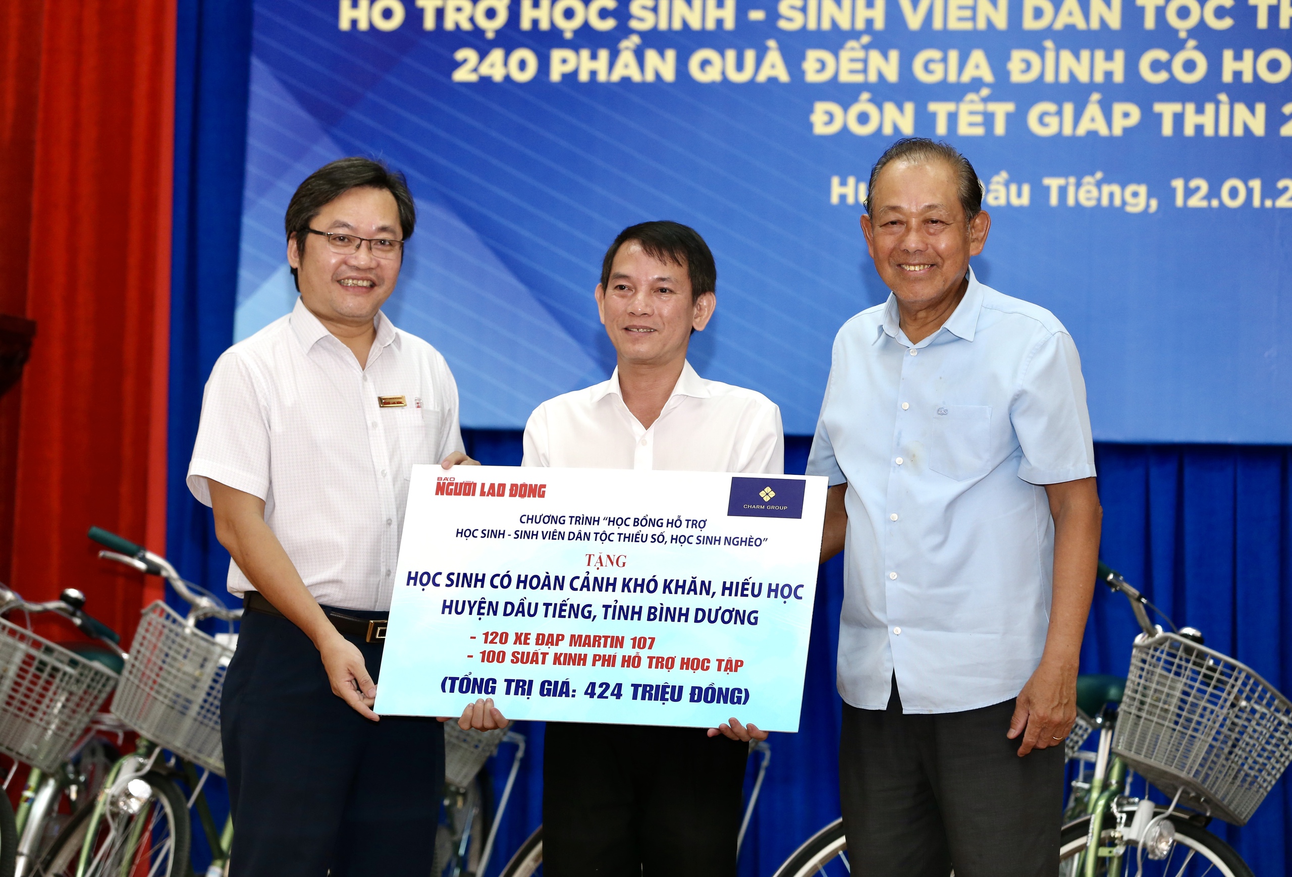 Ông Trương Hòa Bình (bìa phải) và ông Lê Cao Cường trao bảng tượng trưng cho lãnh đạo Huyện ủy Dầu Tiếng Ảnh: HOÀNG TRIỀU