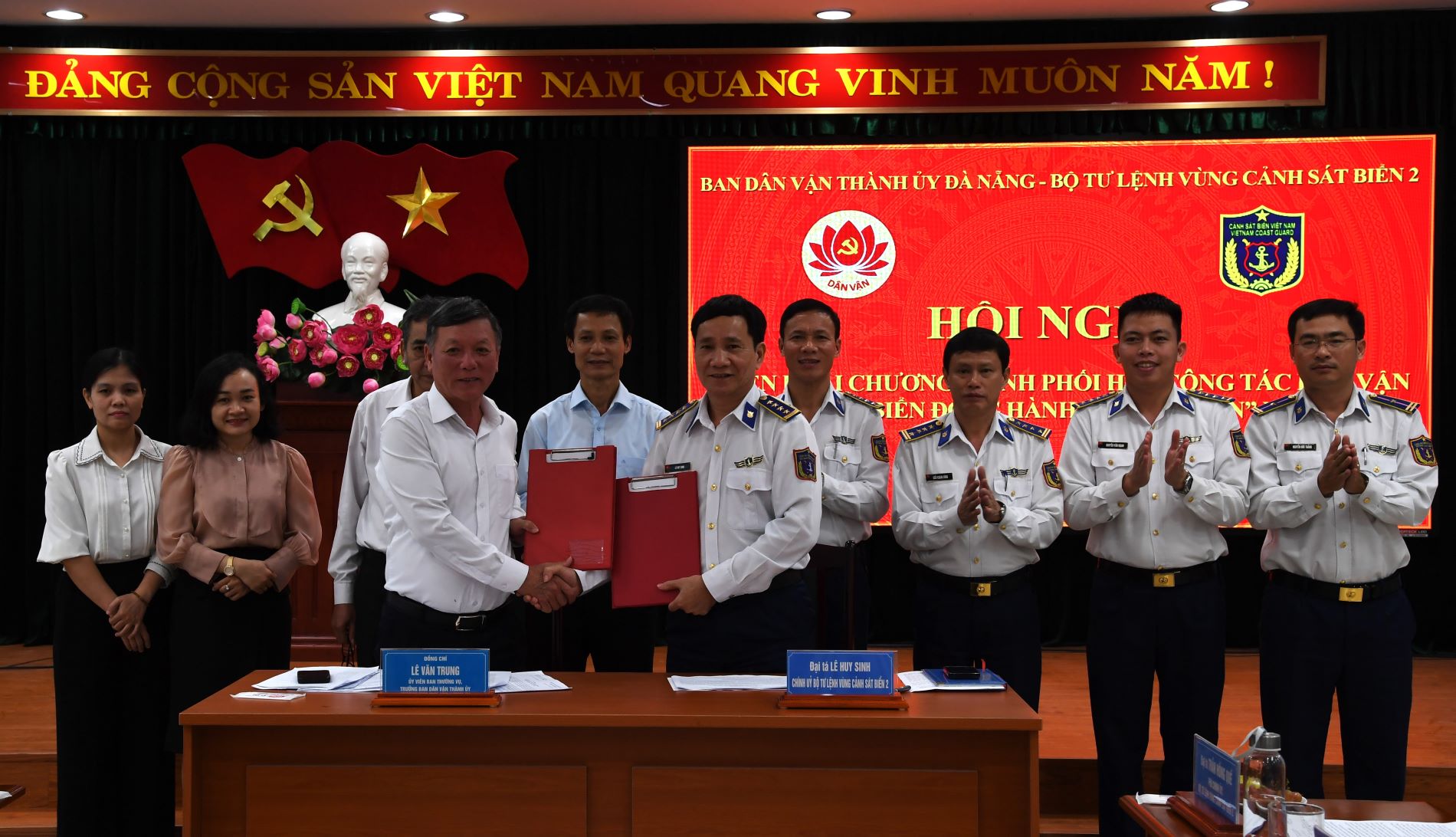 Bộ Tư lệnh V&ugrave;ng Cảnh s&aacute;t biển 2 thăm ngư d&acirc;n, đồng b&agrave;o d&acirc;n tộc thiểu số Đ&agrave; Nẵng- Ảnh 1.