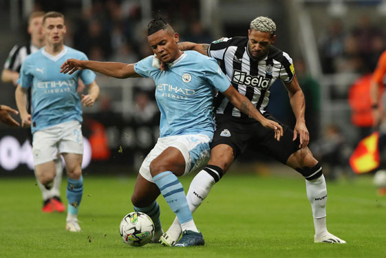 Newcastle (phải) kh&ocirc;ng được đ&aacute;nh gi&aacute; cao khi phải tiếp đ&oacute;n Man City tr&ecirc;n s&acirc;n nh&agrave;  Ảnh: REUTERS