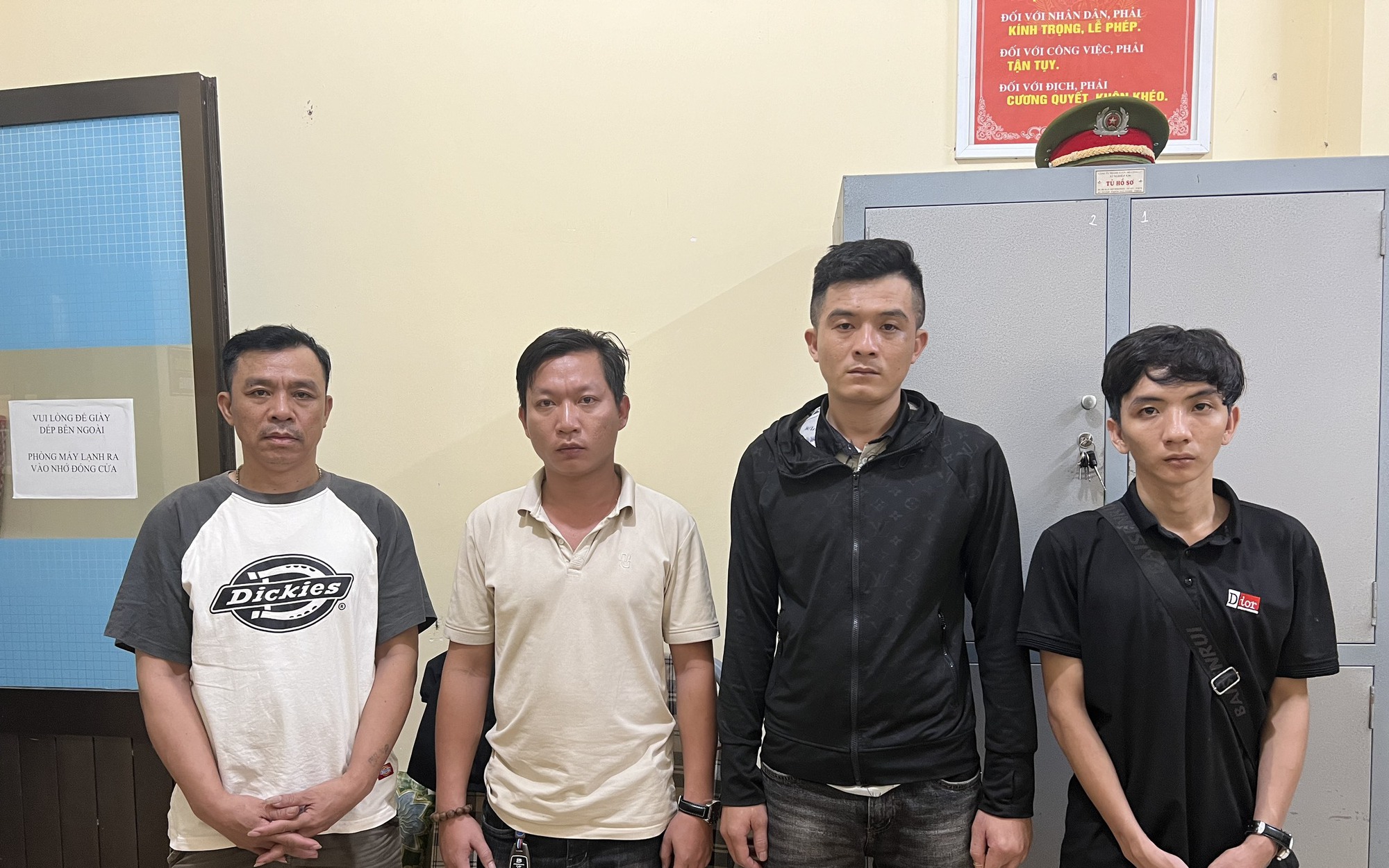 Cô gái 16 tuổi bị bán vào quán cà phê kích dục