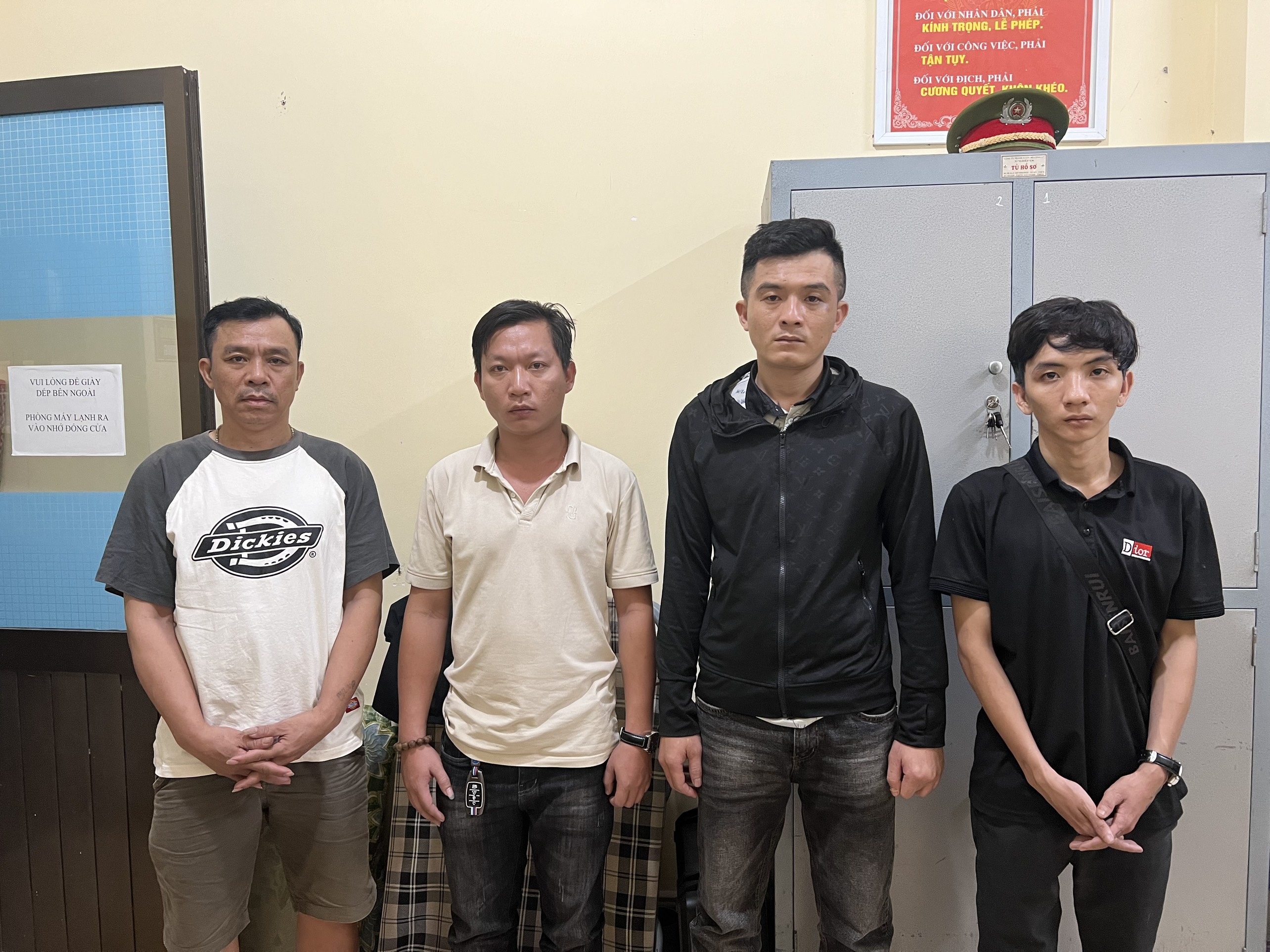 Cô gái 16 tuổi bị bán vào quán cà phê kích dục- Ảnh 1.