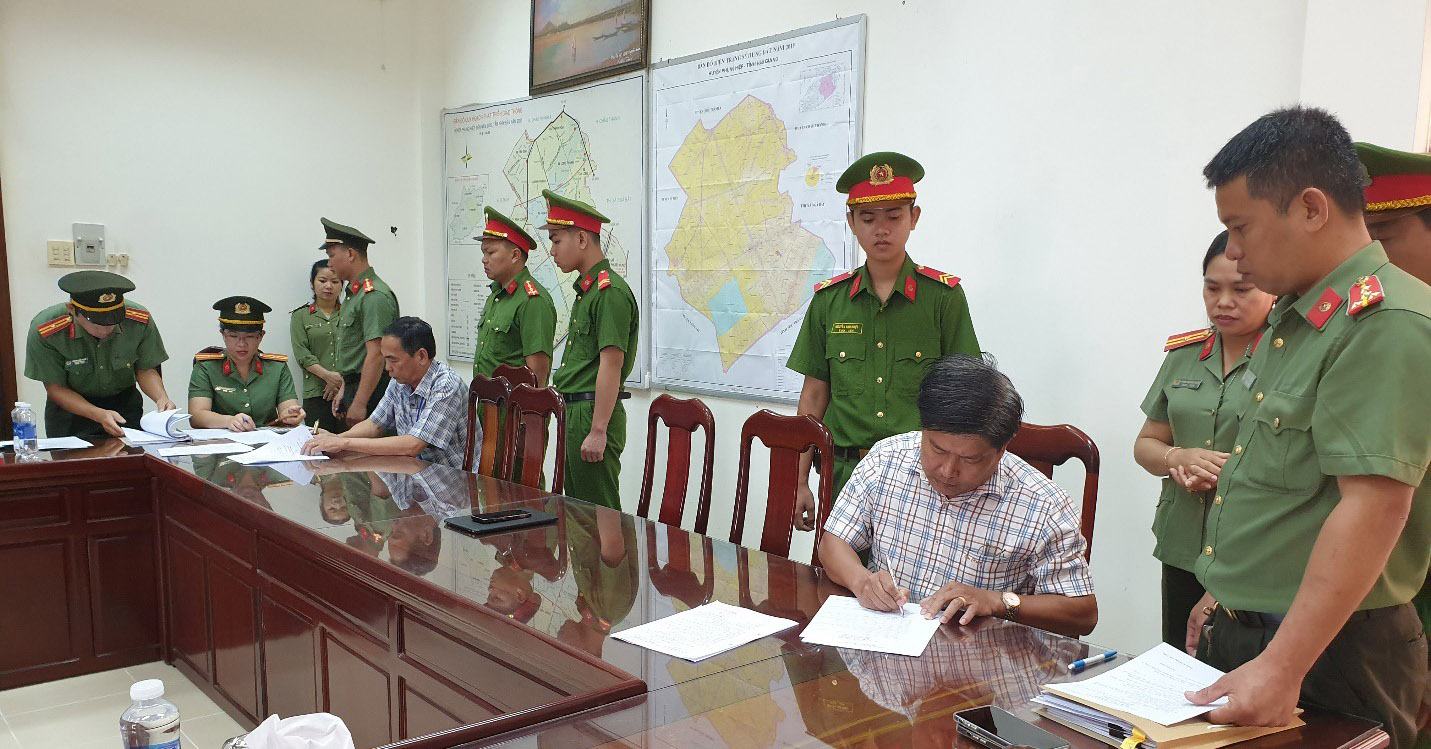 Hậu Giang: Bắt ông Trần Không Dận, Phó Chủ tịch UBND huyện Phụng Hiệp- Ảnh 1.