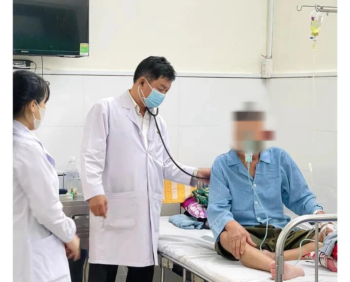 Cứu kịp người đ&agrave;n &ocirc;ng "ho ra m&aacute;u s&eacute;t đ&aacute;nh"- Ảnh 1.