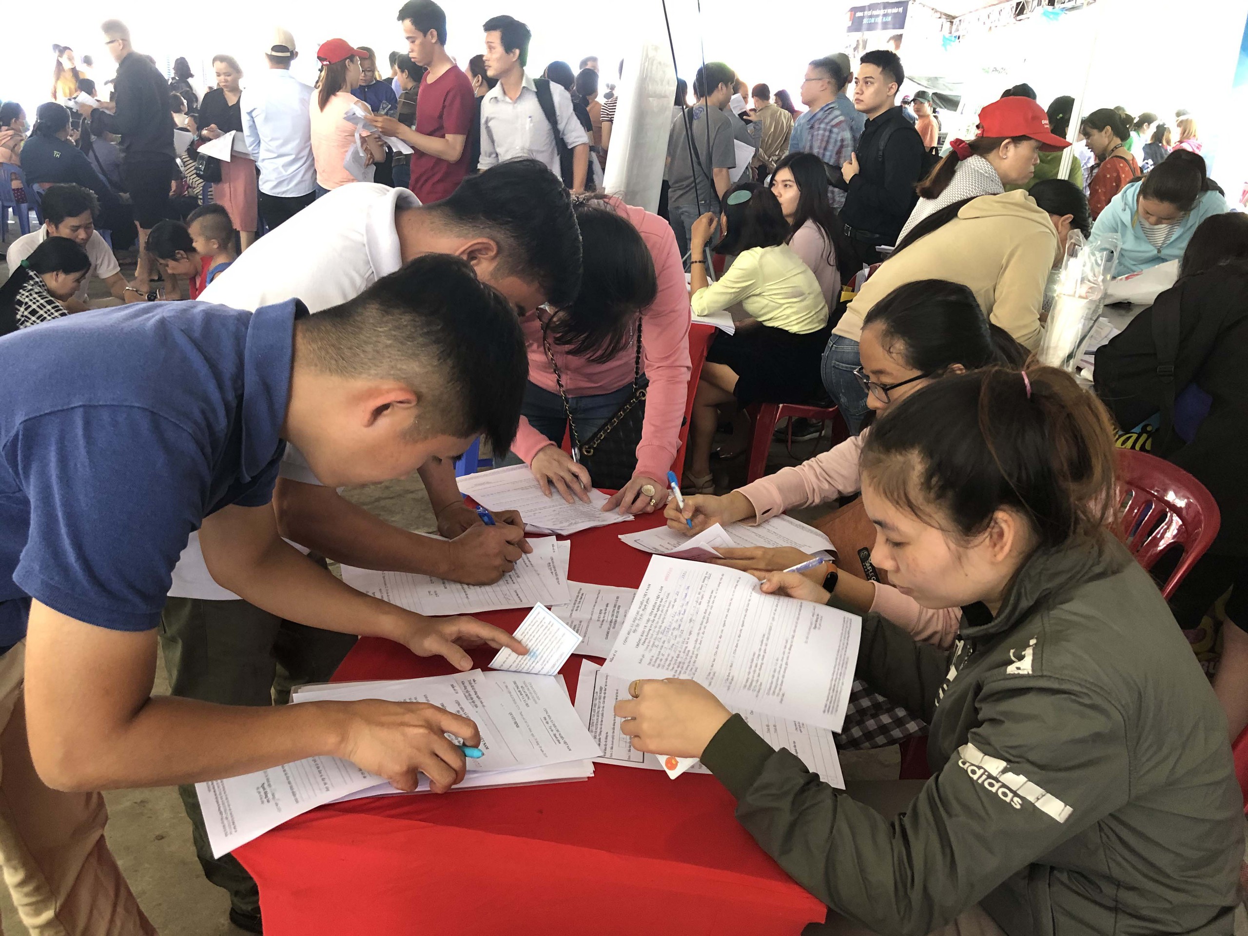 Người lao động l&agrave;m thủ tục hưởng trợ cấp thất nghiệp tại Trung t&acirc;m Dịch vụ việc l&agrave;m TP HCM