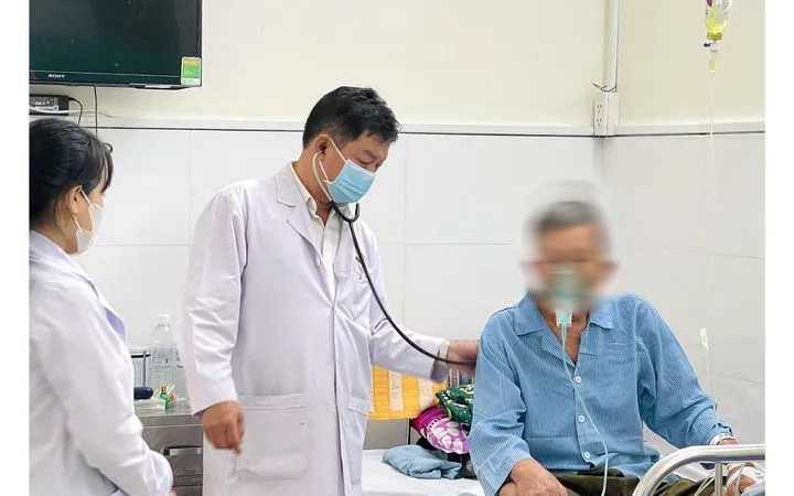 Cứu kịp người đàn ông "ho ra máu sét đánh"