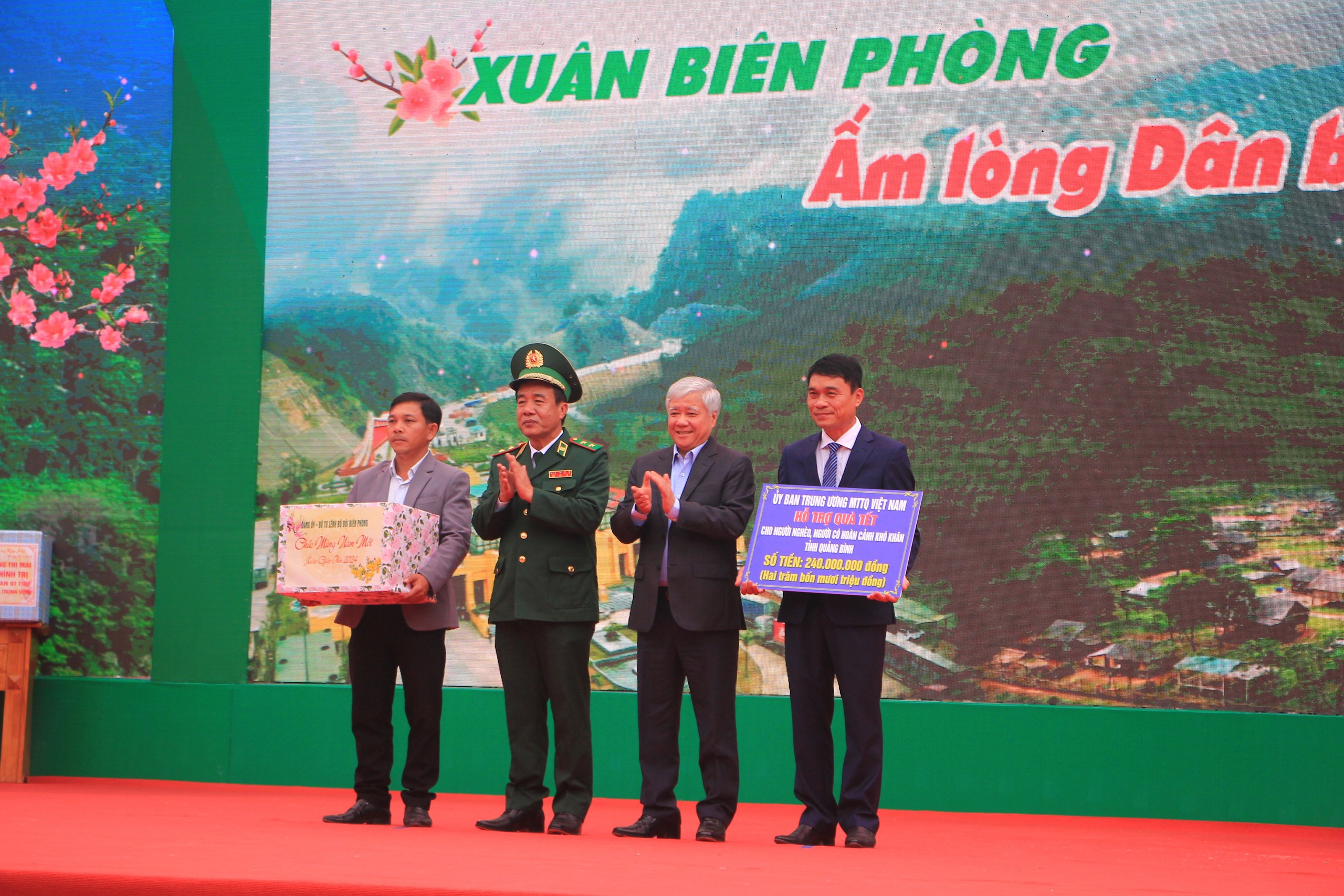 Thường trực Ban B&iacute; thư Trương Thị Mai thăm, tặng qu&agrave; Tết tại Quảng B&igrave;nh- Ảnh 11.