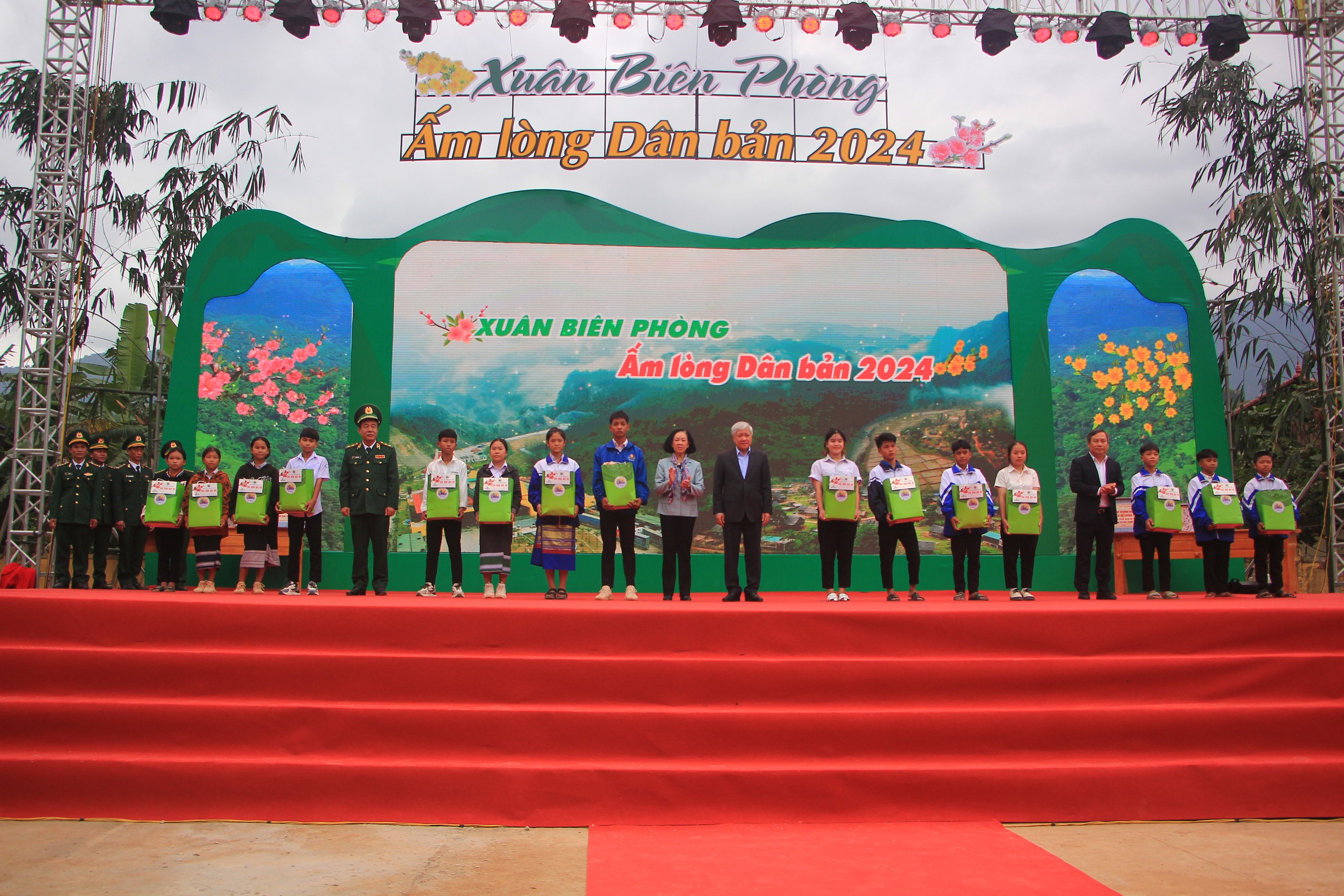 Thường trực Ban B&iacute; thư Trương Thị Mai thăm, tặng qu&agrave; Tết tại Quảng B&igrave;nh- Ảnh 1.