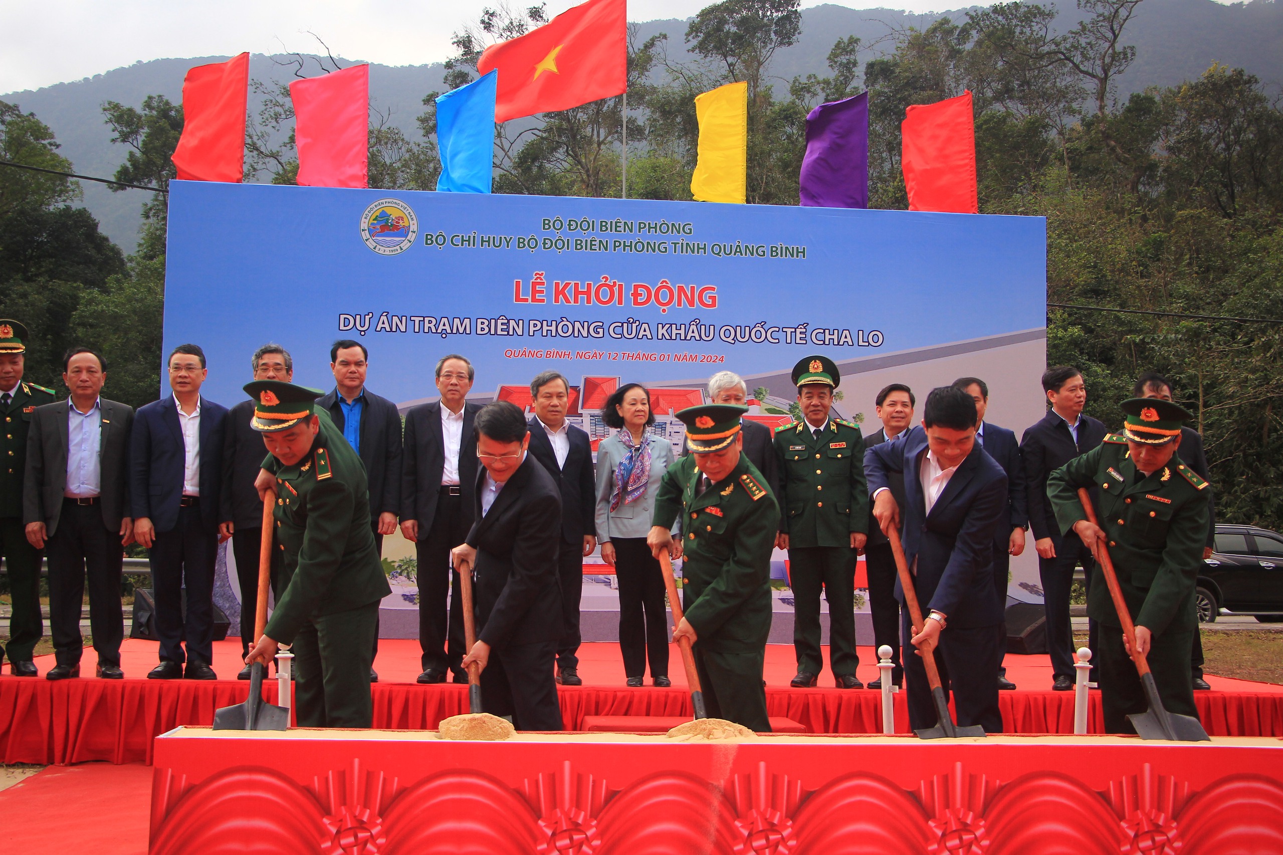 Thường trực Ban B&iacute; thư Trương Thị Mai thăm, tặng qu&agrave; Tết tại Quảng B&igrave;nh- Ảnh 7.