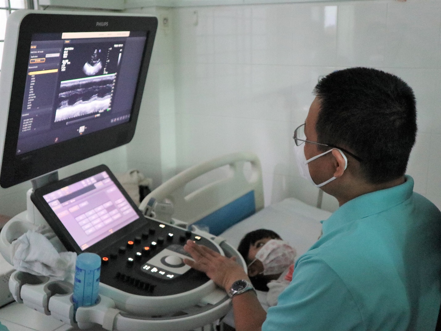 H&agrave;nh tr&igrave;nh 17 năm nỗ lực cứu những tr&aacute;i tim thơ- Ảnh 2.