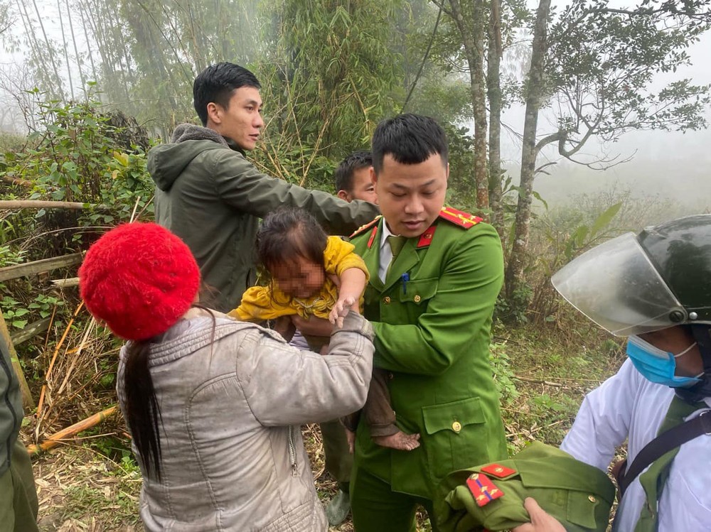 Bé gái 2 tuổi “mất tích” được tìm thấy trong tình trạng người tím tái- Ảnh 1.