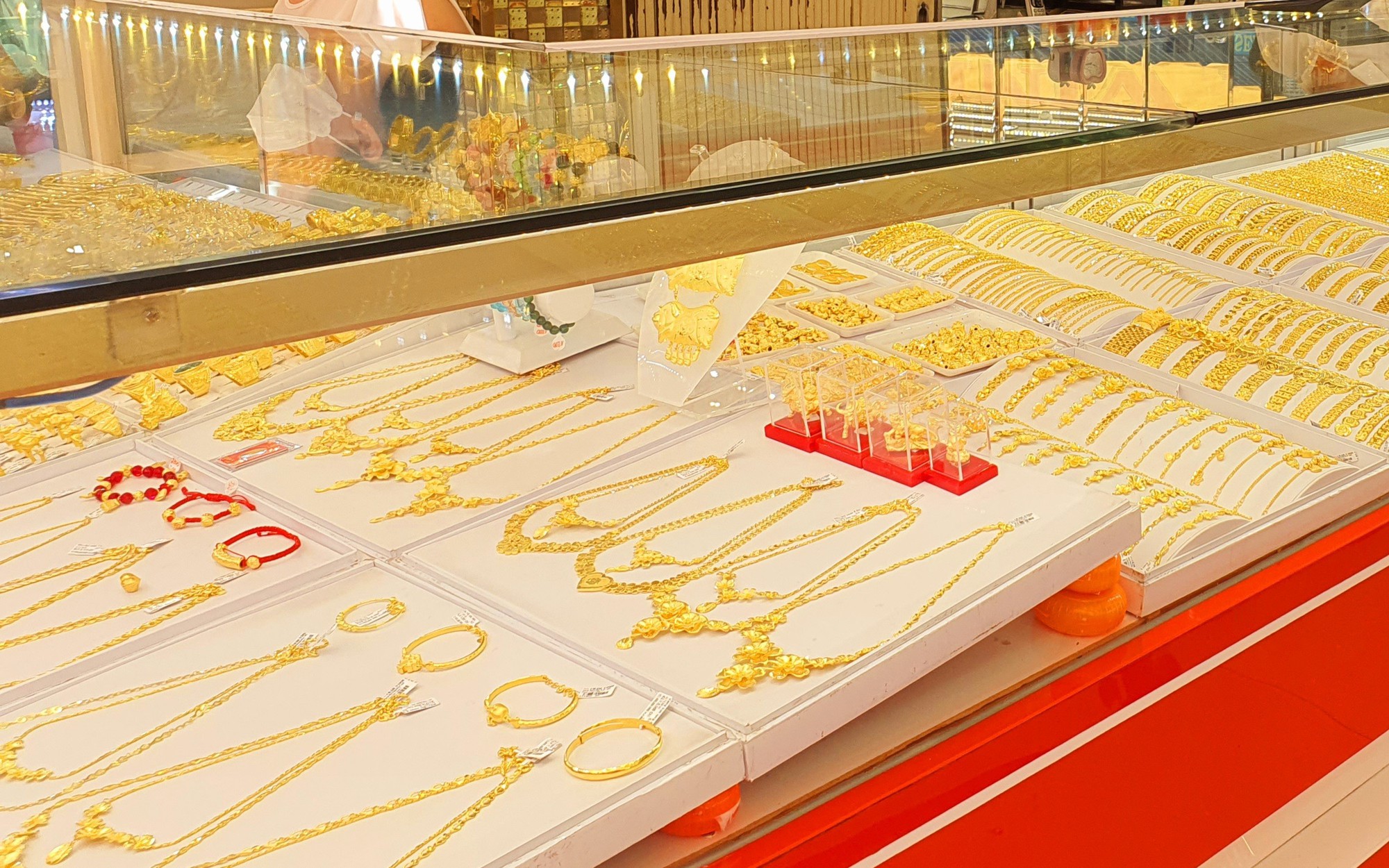 Cuối ngày, giá vàng SJC lẫn vàng 24k cùng nhảy vọt