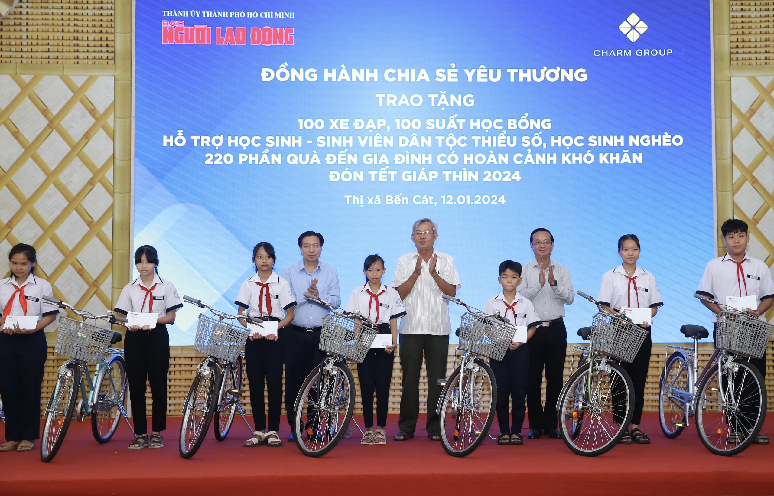 Mang Tết đến với gia đ&igrave;nh ch&iacute;nh s&aacute;ch, hộ ngh&egrave;o v&agrave; học sinh vượt kh&oacute;- Ảnh 7.