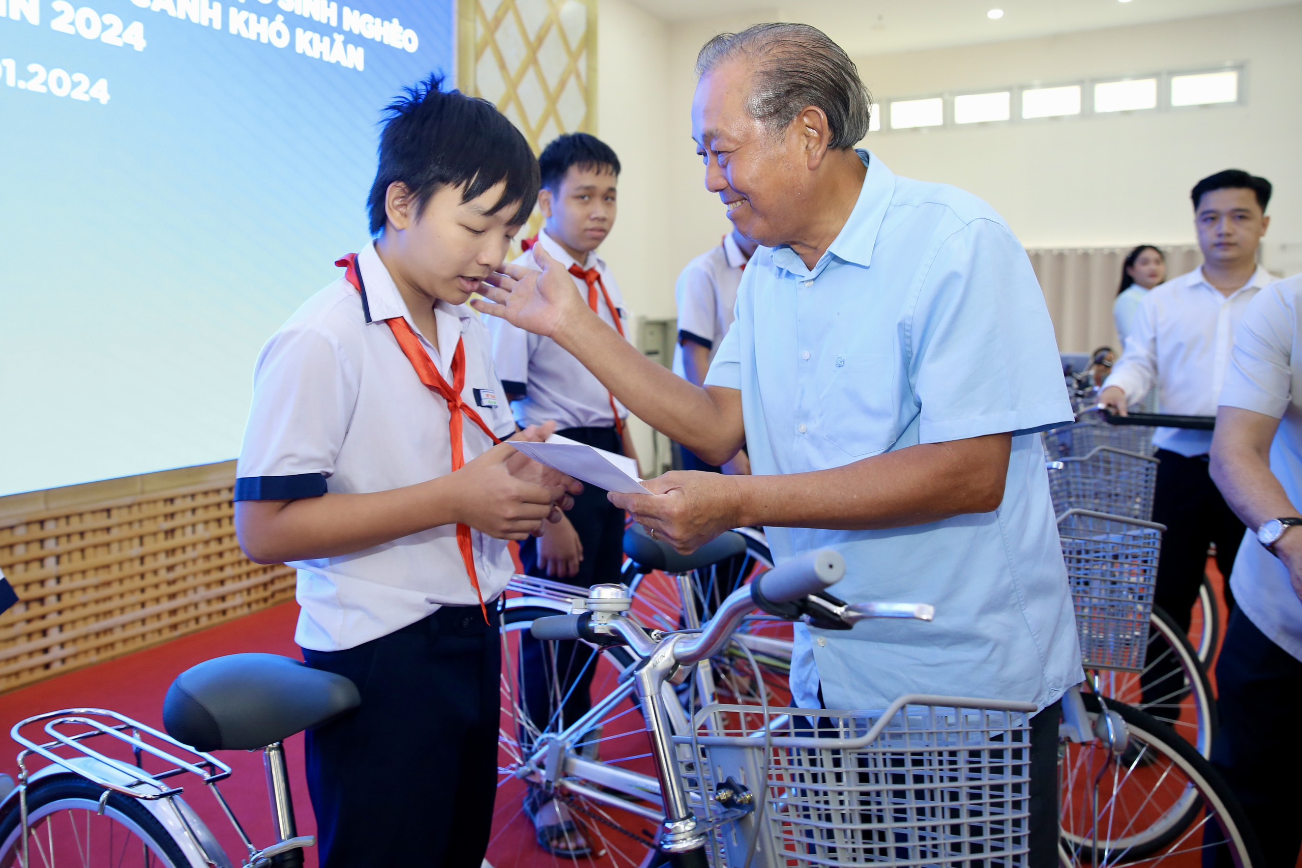 Mang Tết đến với gia đ&igrave;nh ch&iacute;nh s&aacute;ch, hộ ngh&egrave;o v&agrave; học sinh vượt kh&oacute;- Ảnh 4.