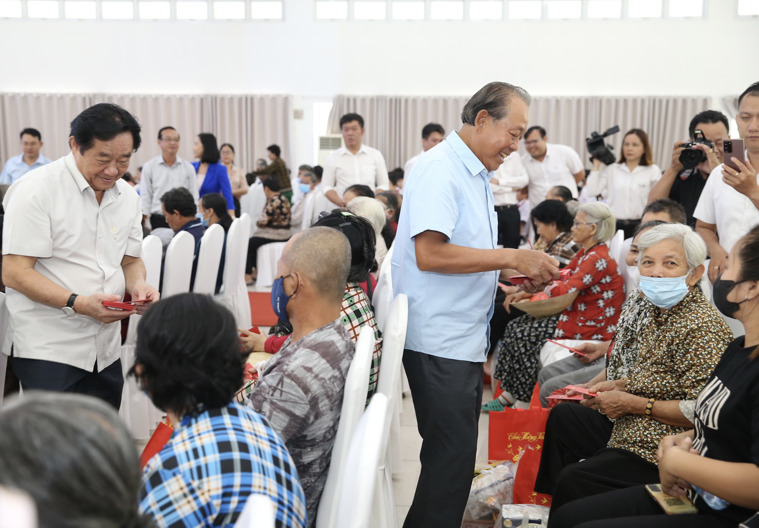 Mang Tết đến với gia đ&igrave;nh ch&iacute;nh s&aacute;ch, hộ ngh&egrave;o v&agrave; học sinh vượt kh&oacute;- Ảnh 3.