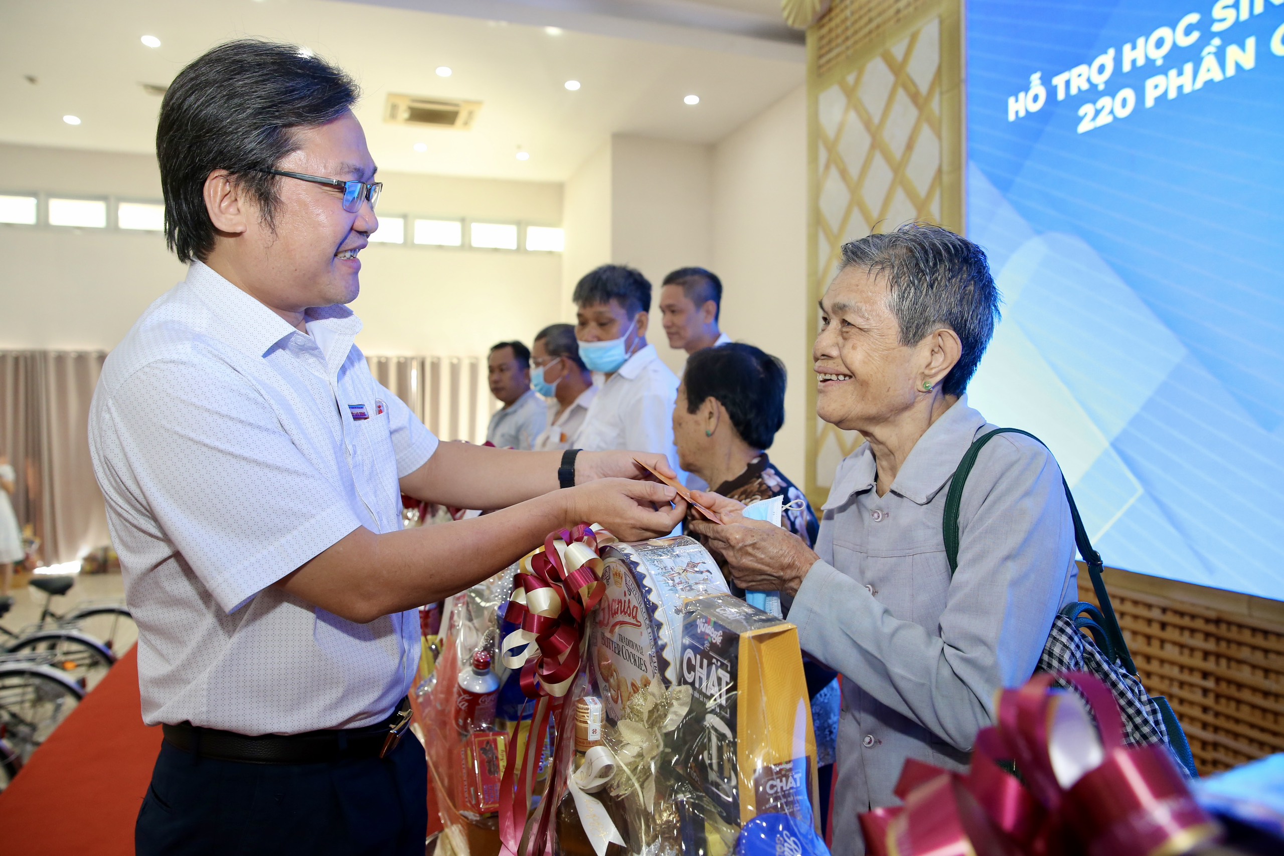 Mang Tết đến với gia đ&igrave;nh ch&iacute;nh s&aacute;ch, hộ ngh&egrave;o v&agrave; học sinh vượt kh&oacute;- Ảnh 11.